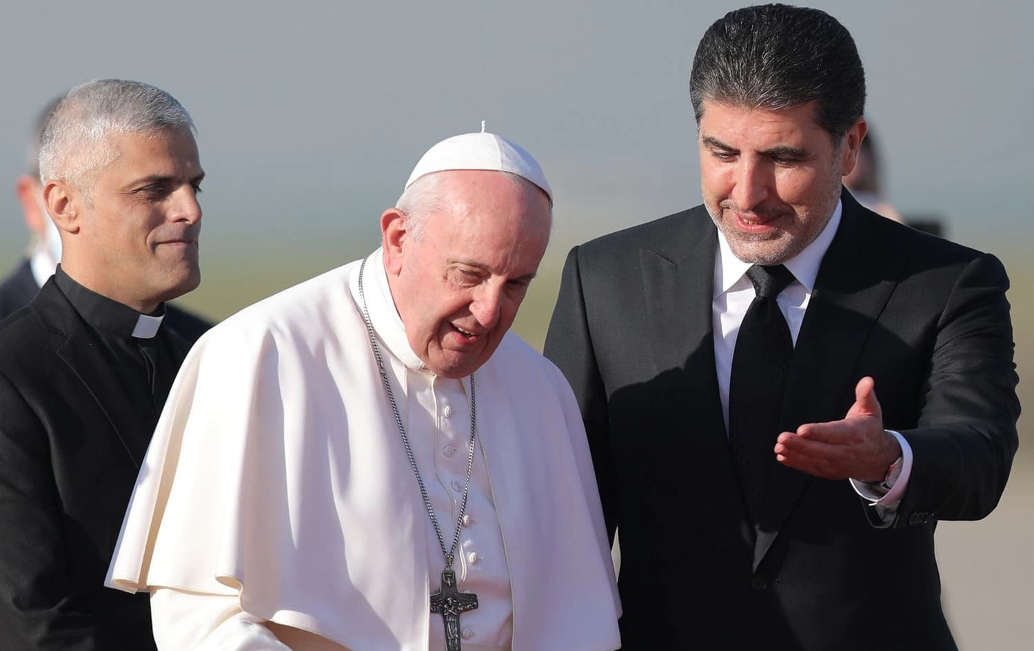 Kurdistan region President Nechirvan Barzani (right) welcomes Pope Francis (left) at Erbil International Airport on March 7, 2021. Photo: Bilind T. Abdullah/Rudaw
