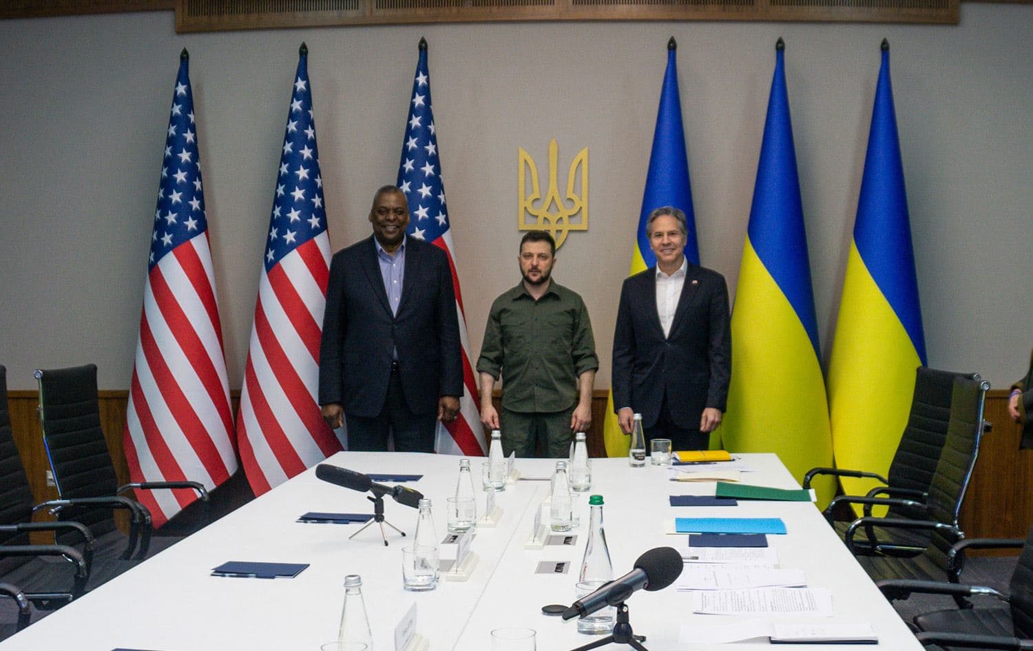 US Secretary of Defense Lloyd Austin (left) and Secretary of State Antony Blinken (right) meet with Ukrainian President Volodymyr Zelensky (center) on April 24, 2022 in Kyiv, Ukraine. Photo: AFP