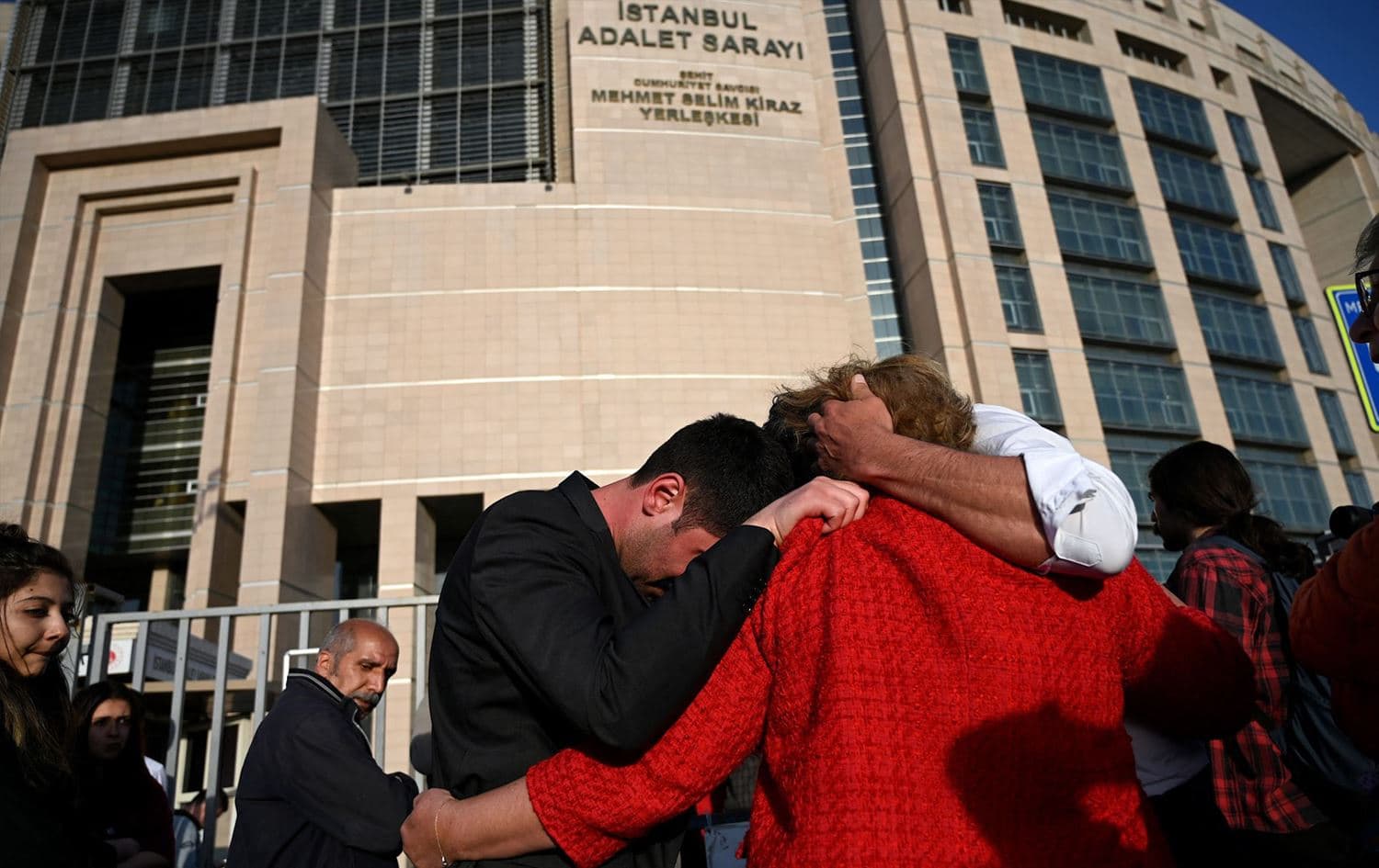 Demonstrators including lawyers and opposition lawmakers react after the verdict of jailed rights defender Osman Kavala outside Istanbul courthouse on April 25, 2022. Photo: Ozan Kose/AFP