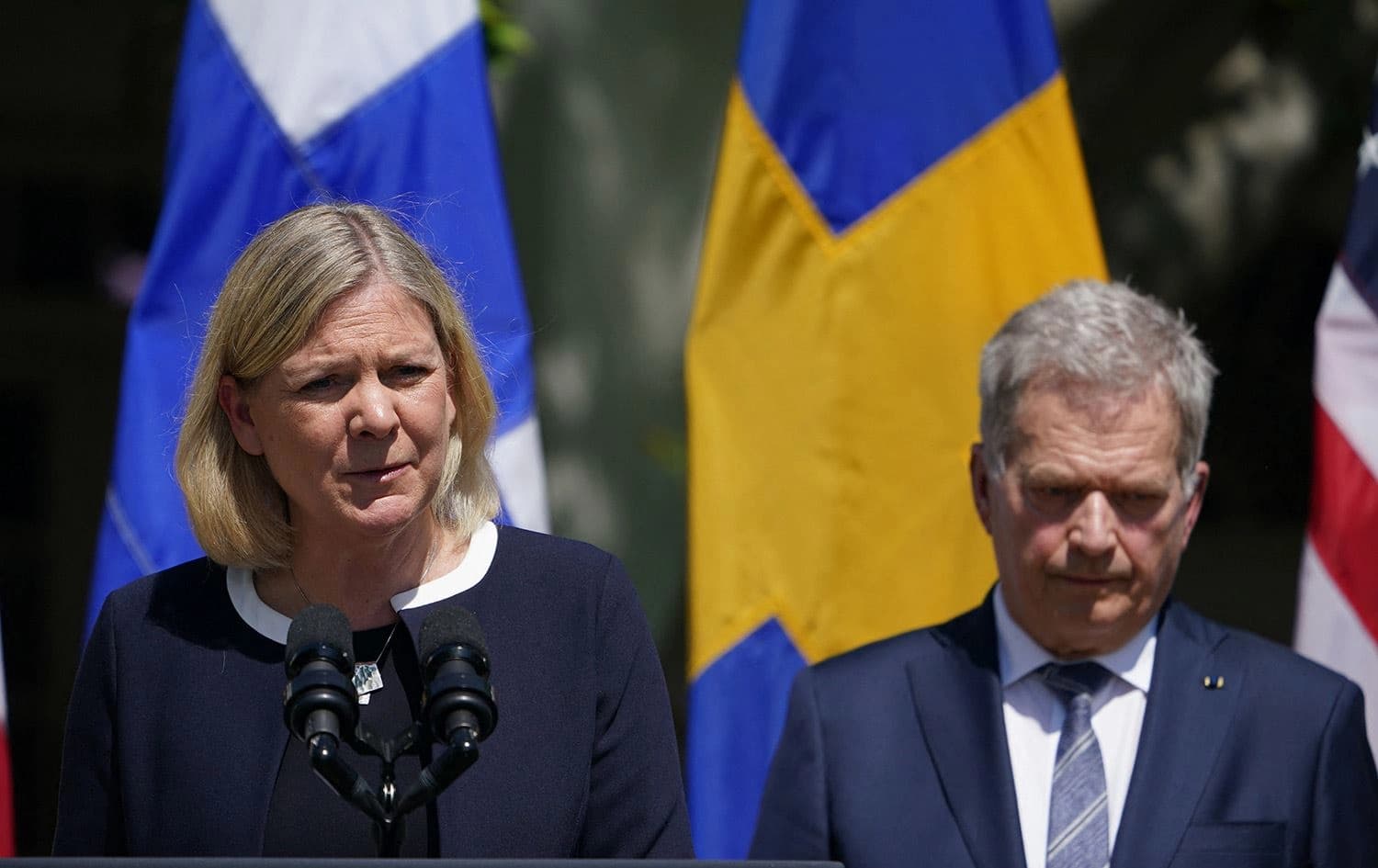 Swedish Prime Minister Magdalena Andersson (left) with Finnish President Sauli Niinisto at the White House on May 19, 2022. Photo: AFP