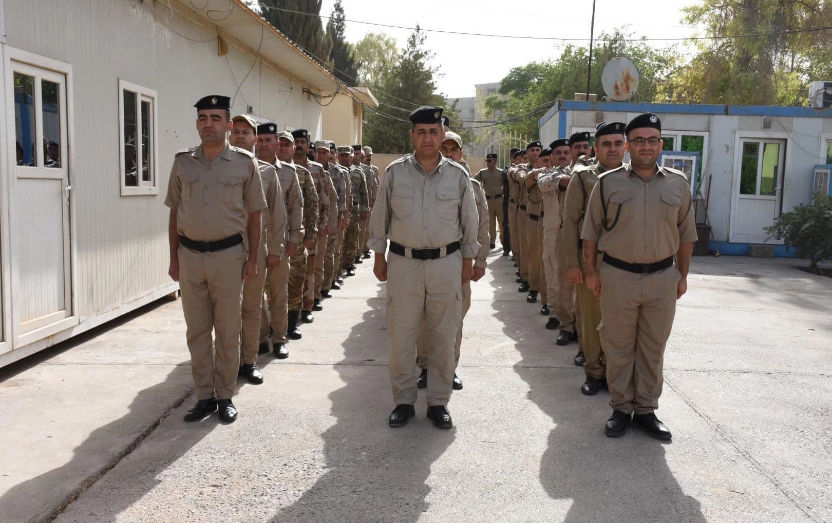 ژمارەیەک پۆلیسی ژینگە و دارستان لە کاتی مەشق و راهێناندا