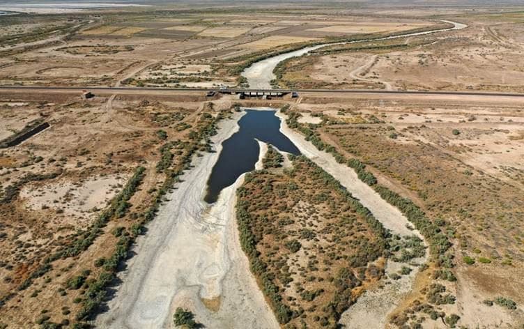 A dried-up river bed in the al-Huwaiza Marshes, south of Baghdad, in September 2021. Photo: Asaad Niazi/AFP