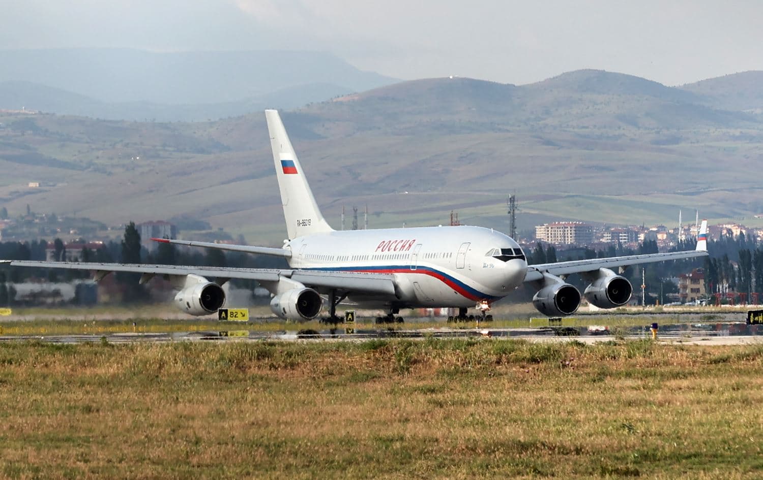 The plane carrying Russian Foreign Minister Sergei Lavrov arrives at Ataturk airport on June 7, 2022. Photo: Adem Altan/AFP