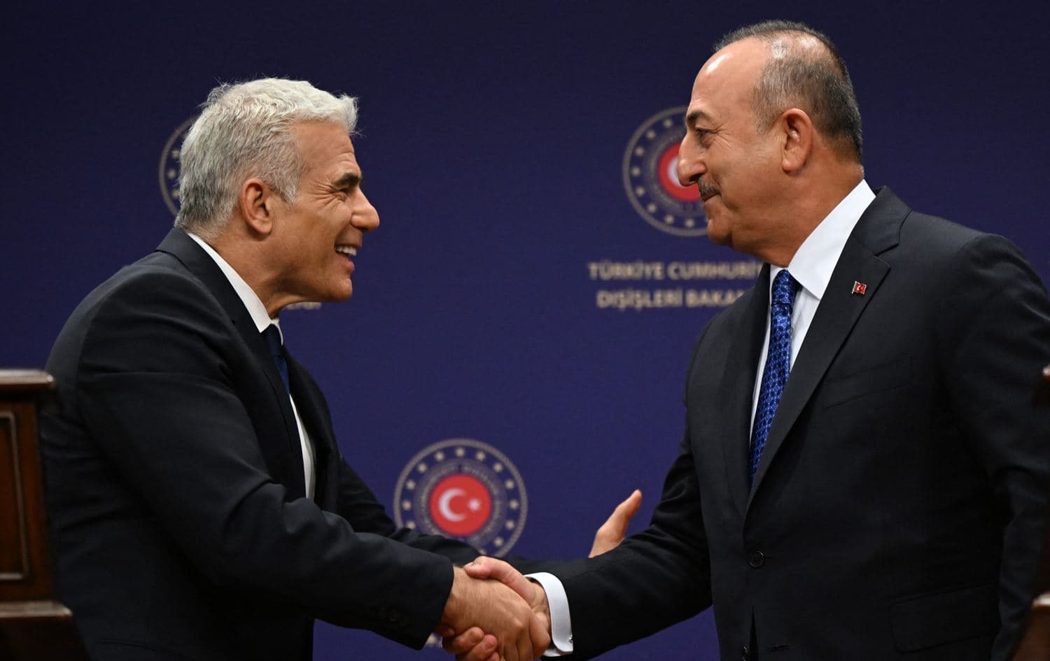 Turkish Foreign Minister Mevlut Cavusoglu (right) and Israeli Foreign Minister Yair Lapid (left) shake hands during a press conference on June 23, 2022 in Ankara, Turkey. Photo: Ozan Kose/AFP