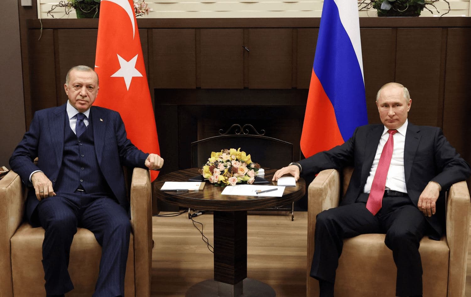 Turkish President Recep Tayyip Erdogan (left) and Russian President Vladimir Putin (right) pose ahead of their meeting in Sochi, Russia on September 29, 2021. Photo: AFP