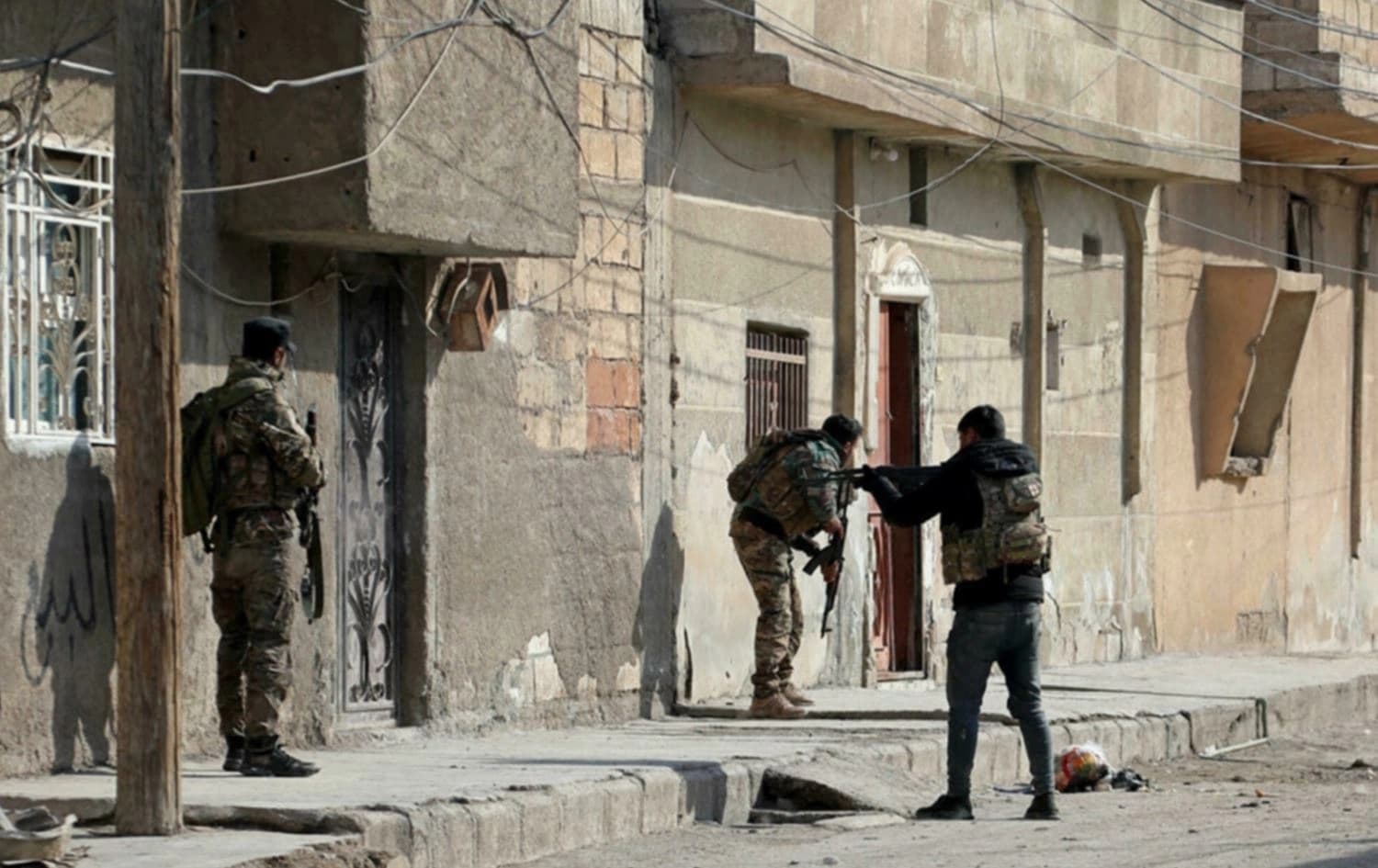 SDF forces deployed in the city of Hasaka amid an ISIS seige of al-Sina'a prison on January 22, 2022. Photo: AFP