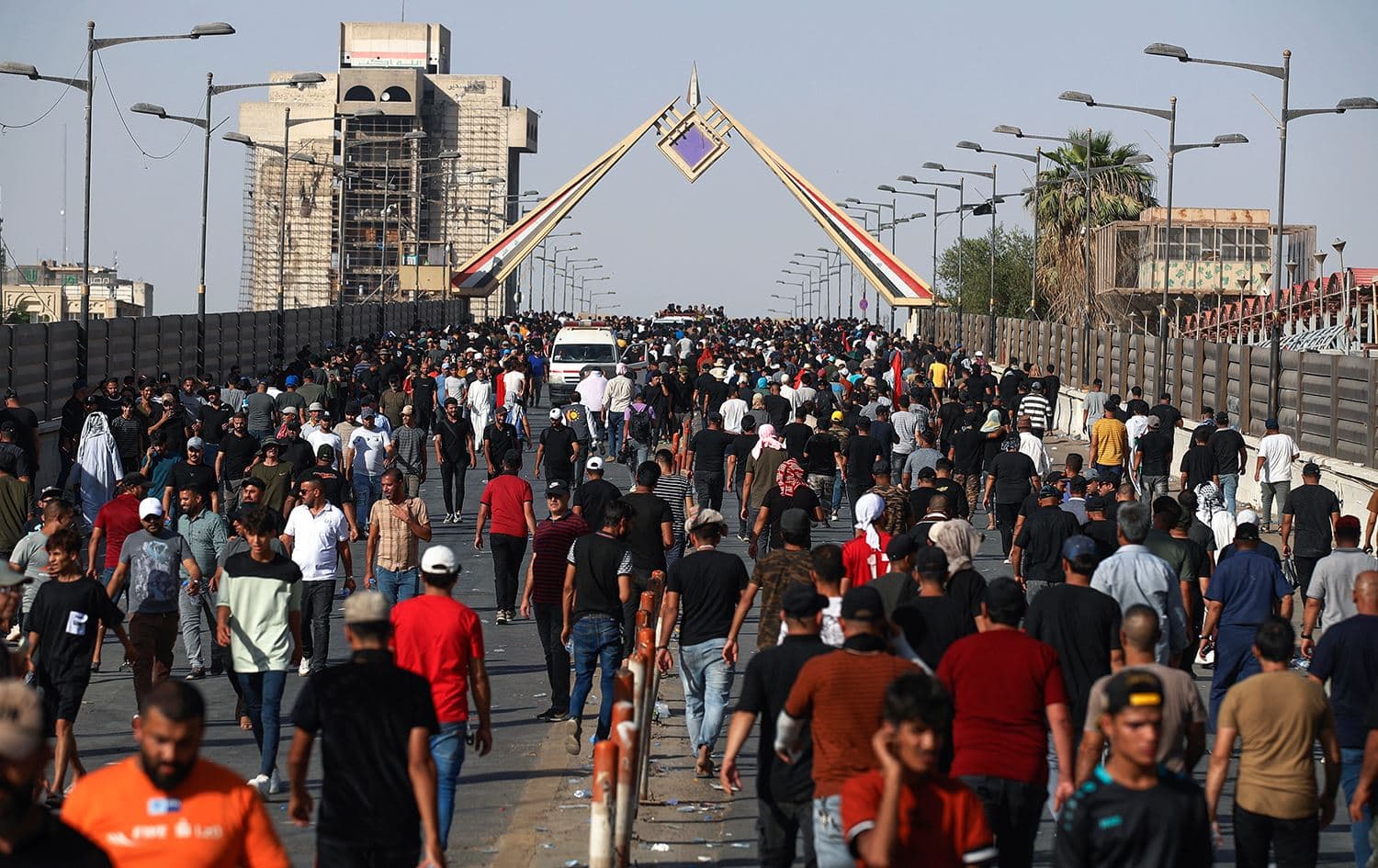 Supporters of top Shiite cleric Muqtada al-Sadr crowding the al-Jumhuriya bridge leading to Baghdad's Green Zone on July 30, 2022. Photo: Ahmad al-Rubaye/AFP
