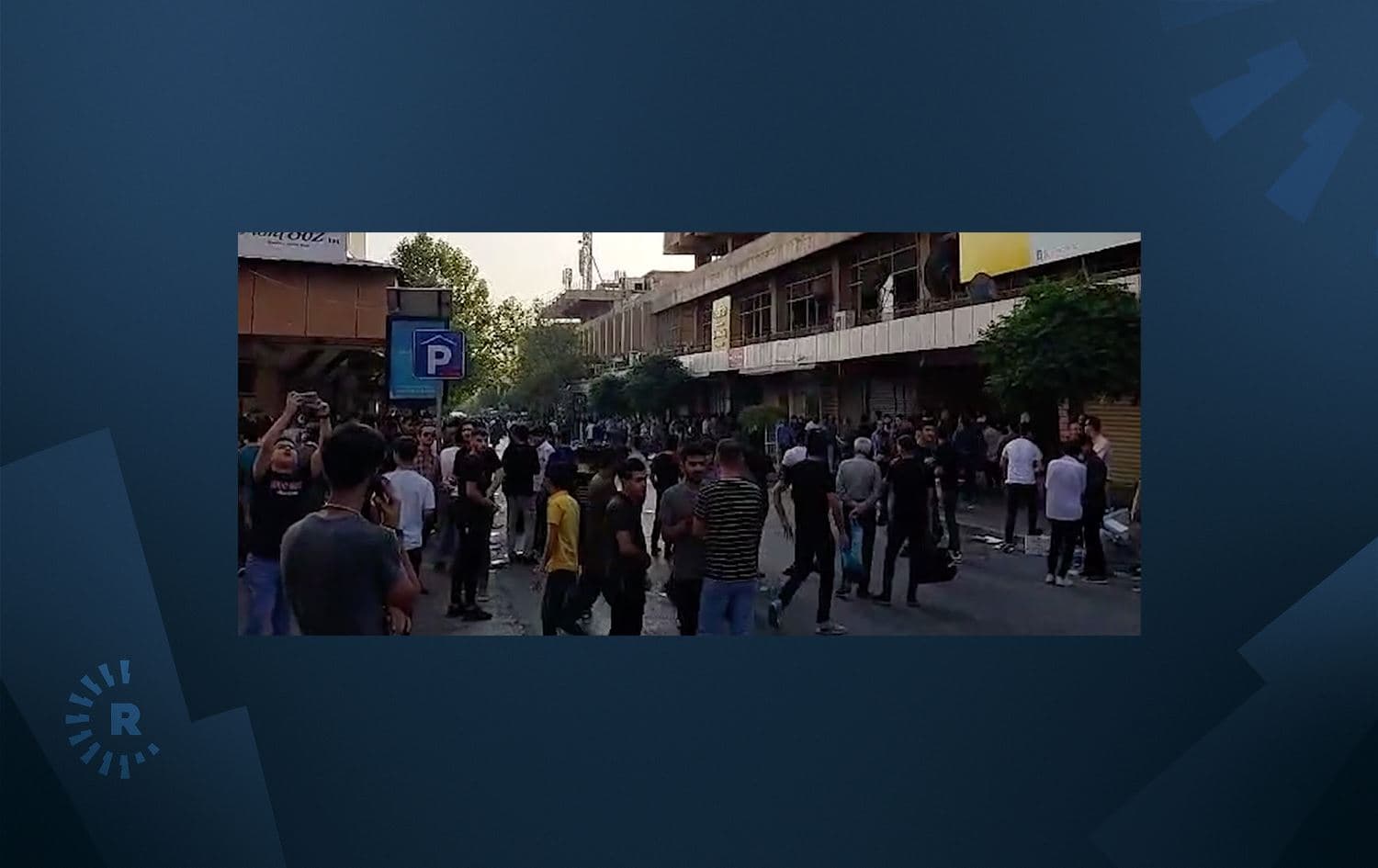 Protestors gather in Sulaimani's Mawlawi street on August 6, 2022. Photo: Nizar Jaza/Rudaw