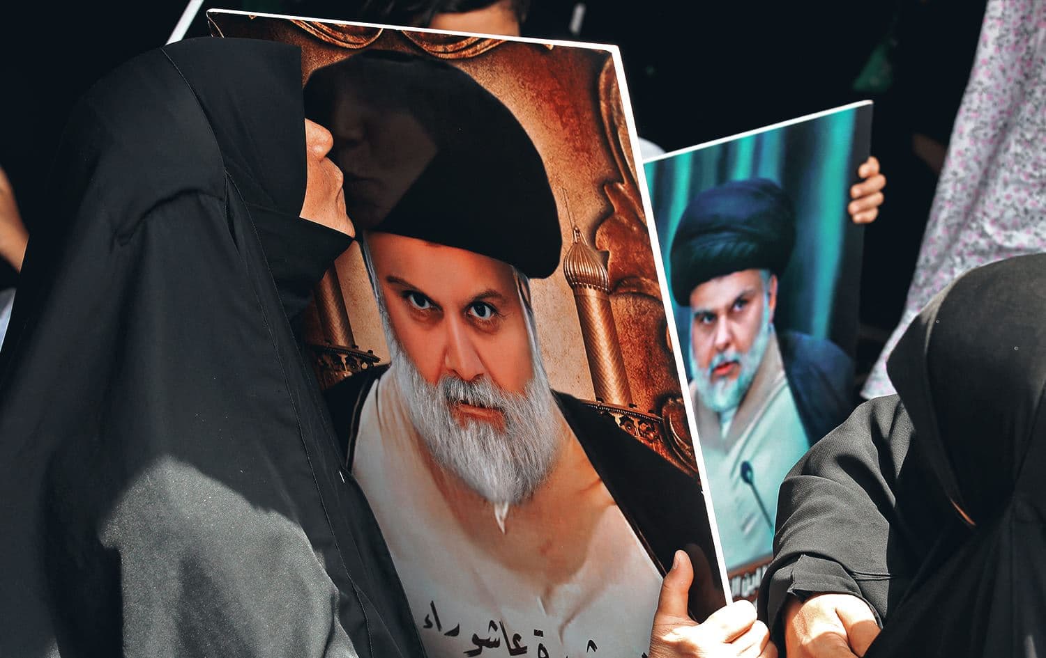 A woman supporter of Iraqi Shiite cleric Moqtada Sadr kisses his portrait at the vigil outside parliament headquarters in the capital Baghdad's high-security Green Zone on August 26, 2022. Photo: Ahmed al-Rubaye/AFP