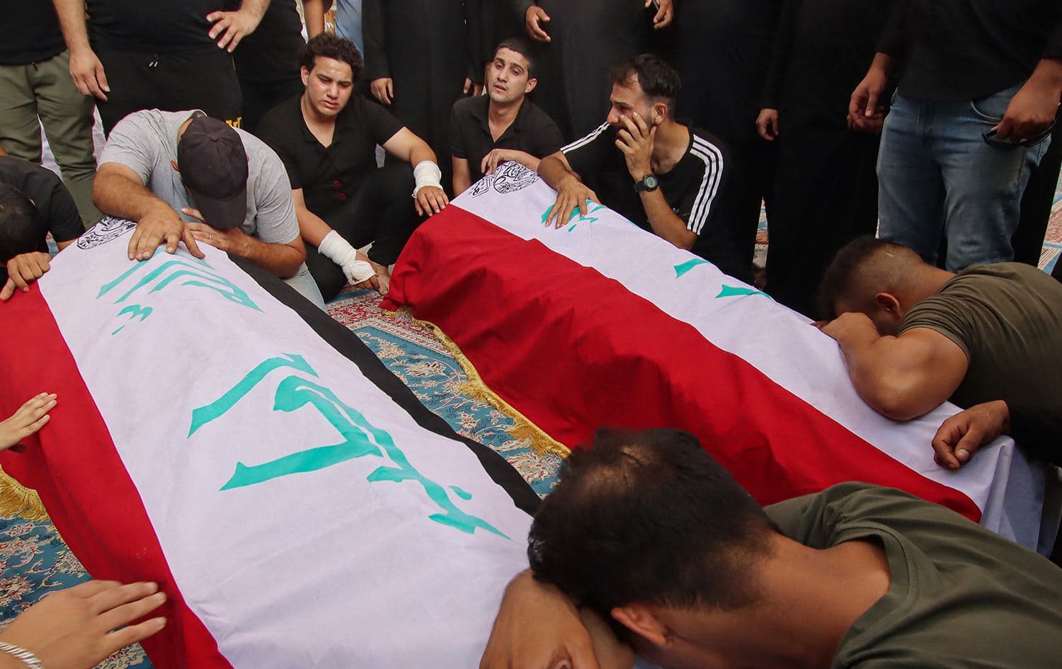 Iraqi mourners attend a mass funeral for supporters of Shiite leader Muqtada al-Sadr who were killed during clashes in Baghdad's Green Zone in Najaf on August 30, 2022. Photo: Ali Najafi/AFP