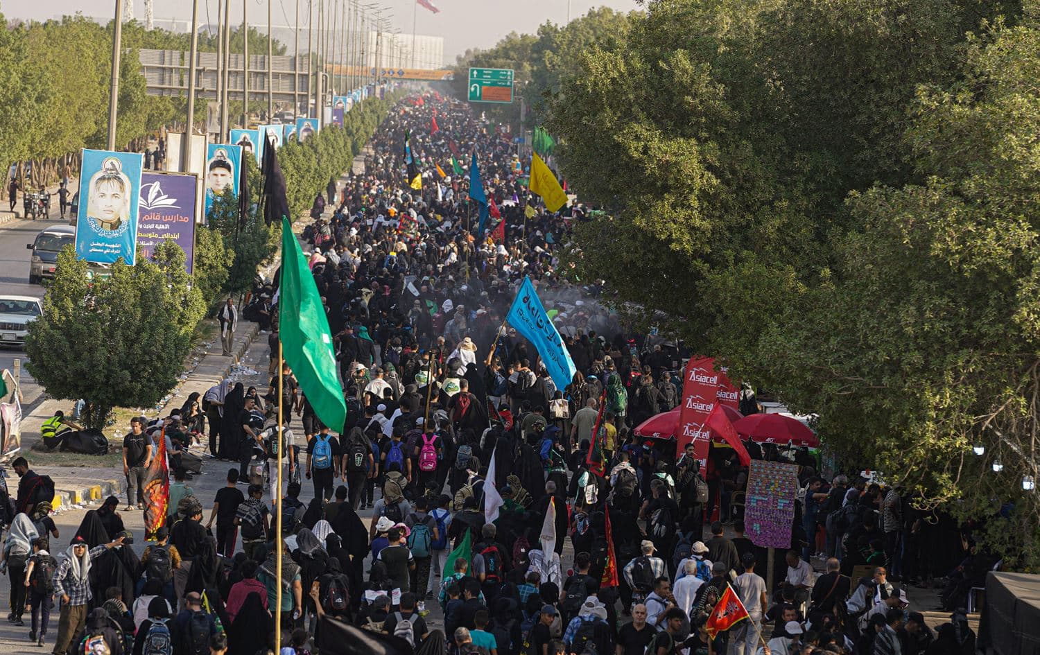 Iraqi and Iranian Shiite pilgrims walk in the central Iraqi city of Najaf toward Karbala, to take part in the Arbaeen, on September 11, 2022. Photo: Ali Najafi/AFP