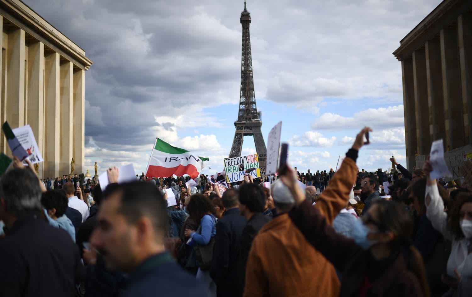 People take part in a demonstration in support of Iranian protesters at the Trocadero near the Eiffel tower in Paris, on September 25, 2022. Photo: Christophe Archambault/AFP