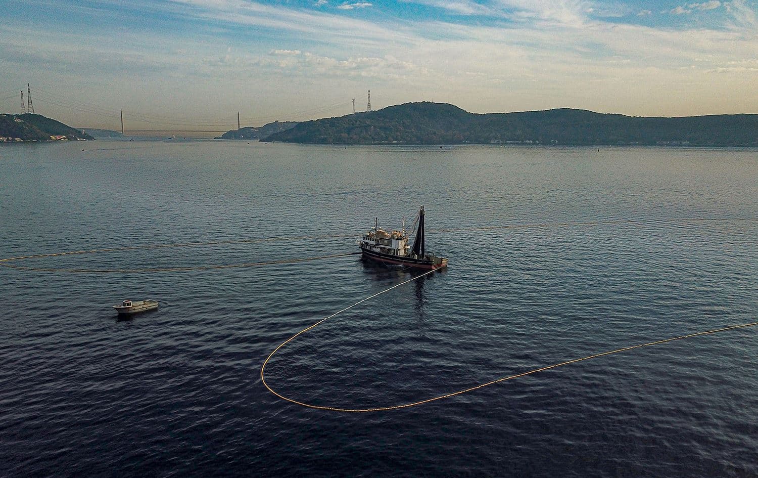 A fishing boat lays its nets in the Marmara sea off the cost of Istanbul, on November 6, 2022. Photo: AFP