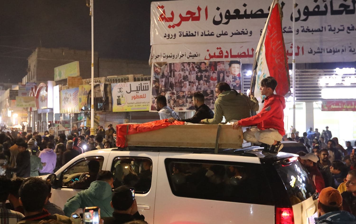 Mourners accompany the casket of one of the 2 protesters killed earlier in clashes with security forces, in the southern Iraqi city of Nasiriyah, the regional capital of Dhi Qar province, on December 7, 2022. Photo: Asaad Niazi/AFP