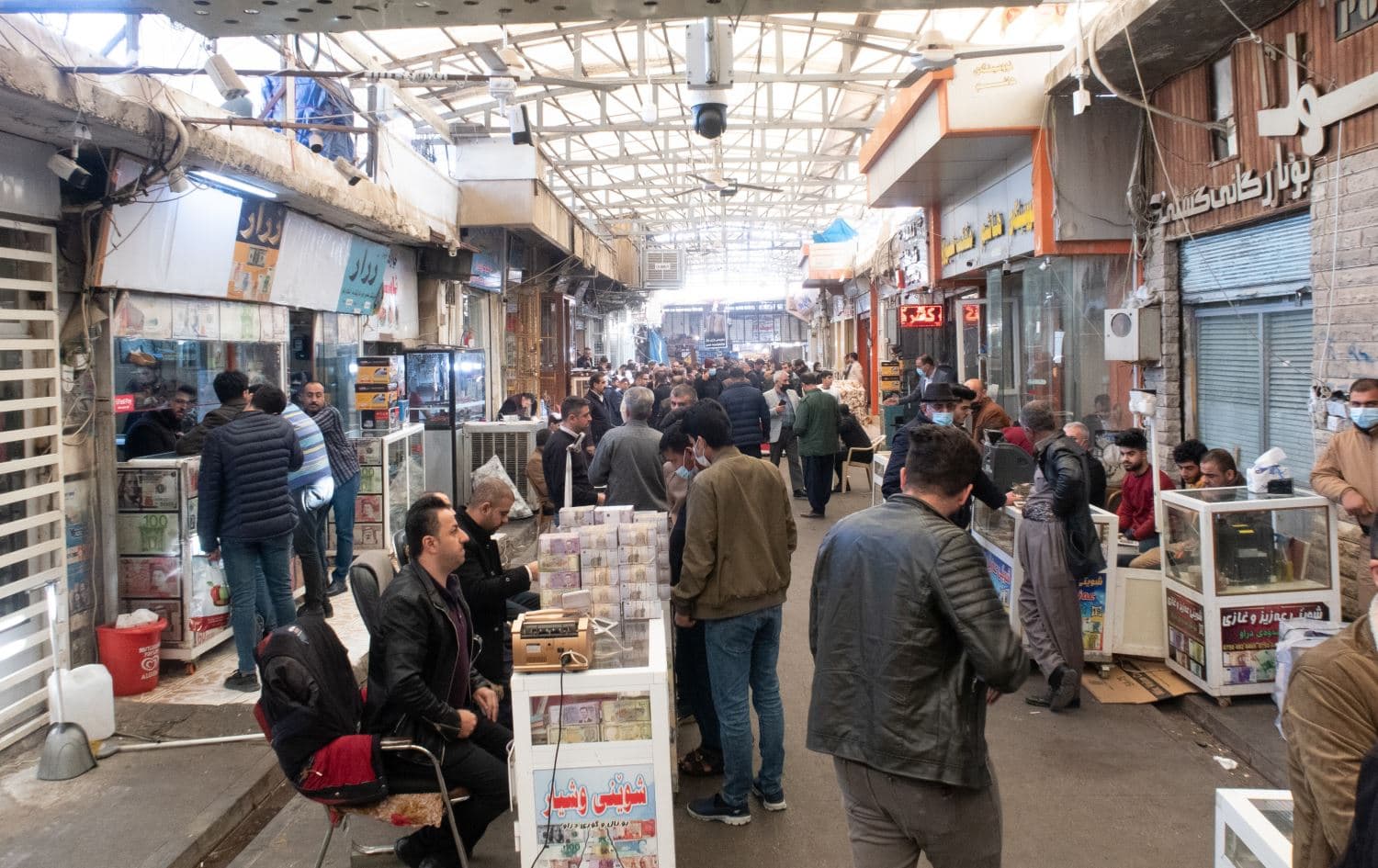 بازاڕی گۆڕینەوەی دراو لە هەولێر. وێنە: بڵند تاهیر - رووداو