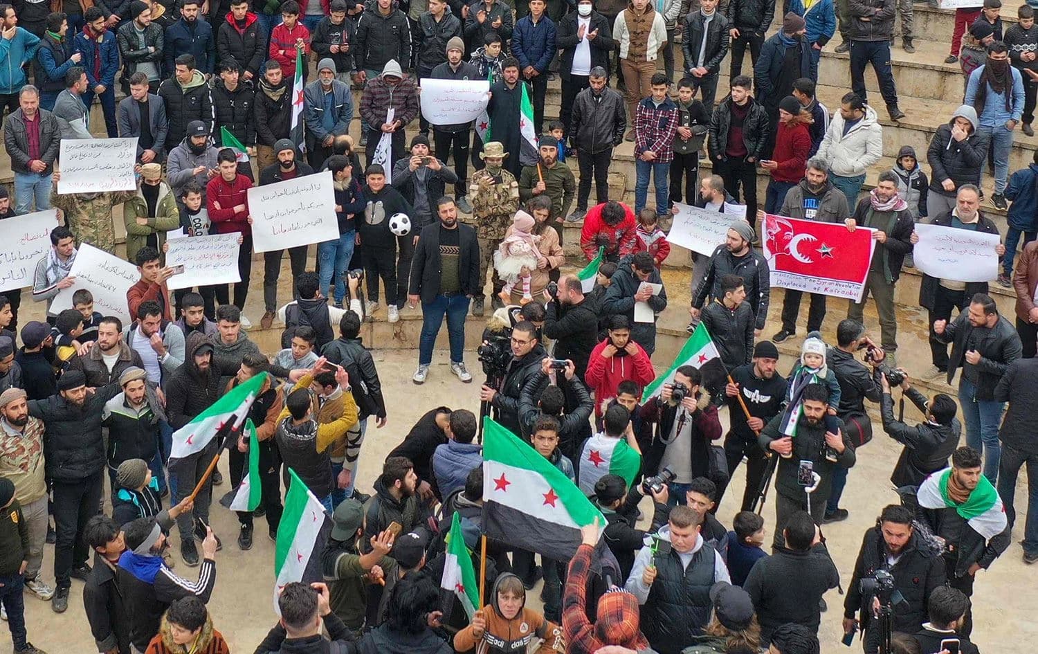 İdlib'te düzenlenen gösterilerden bir kare (Foto: AFP)