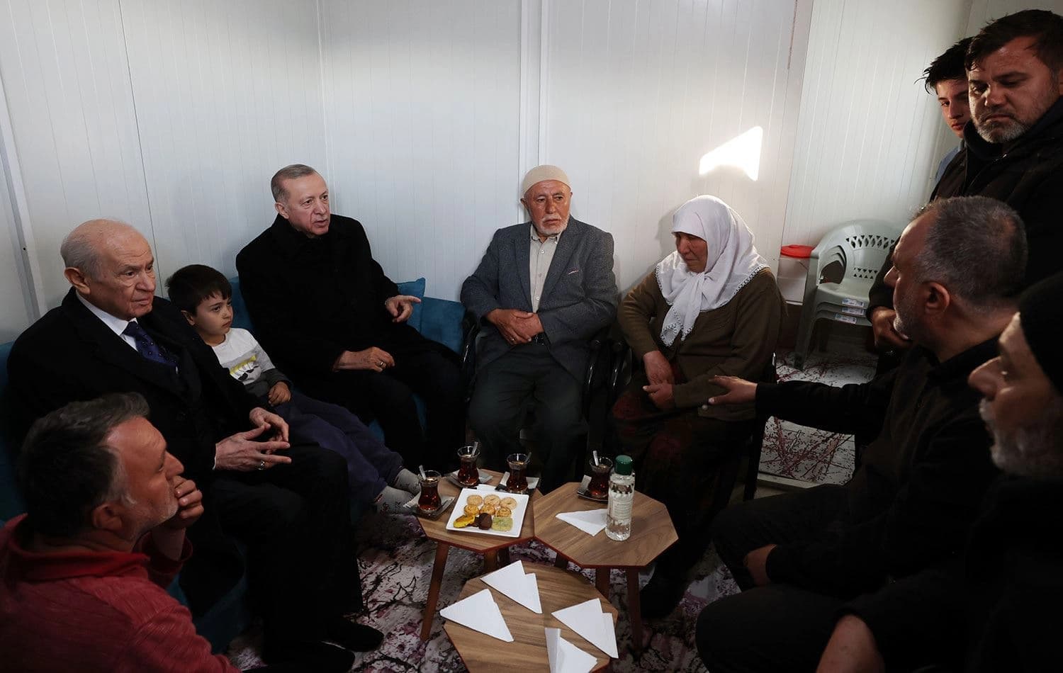 Erdoğan ve Bahçeli Nurdağı'nda kurulan konteynerde afetzede aile ile bir araya geldi. / AA