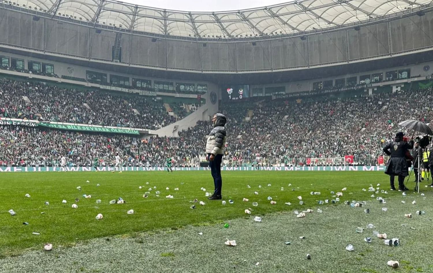 Water bottles and other objects thrown onto the pitch of the Bursa Timsah Arena in Turkey during a match between Bursaspor and Amedspor on March 5, 2023. Photo: Amedspor/Instagram