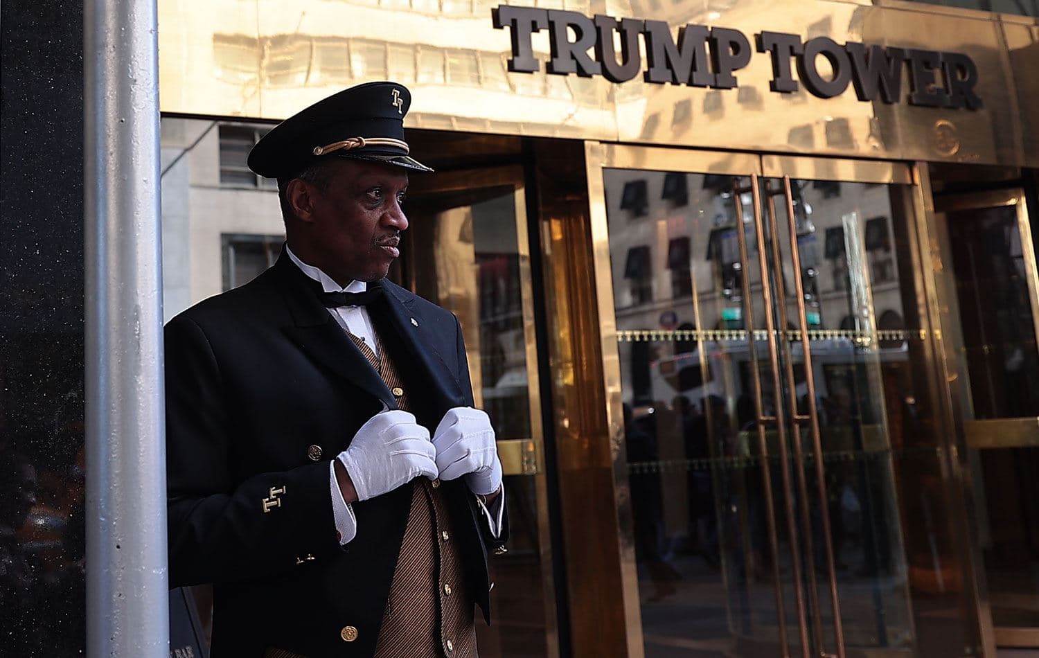 ABD'nin New York kentinde bulunan Trump Tower önünde bir grup Trump destekçisi bir araya geldi. Otel çalışanları destekçileri izledi. / AA
