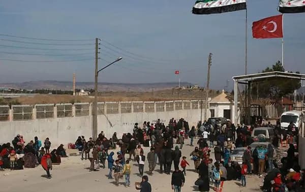 Syrians fleeing the northern city of Aleppo wait at the Bab al-Salama crossing on the border between Syria and Turkey on February 5, 2016. Photo: AFP