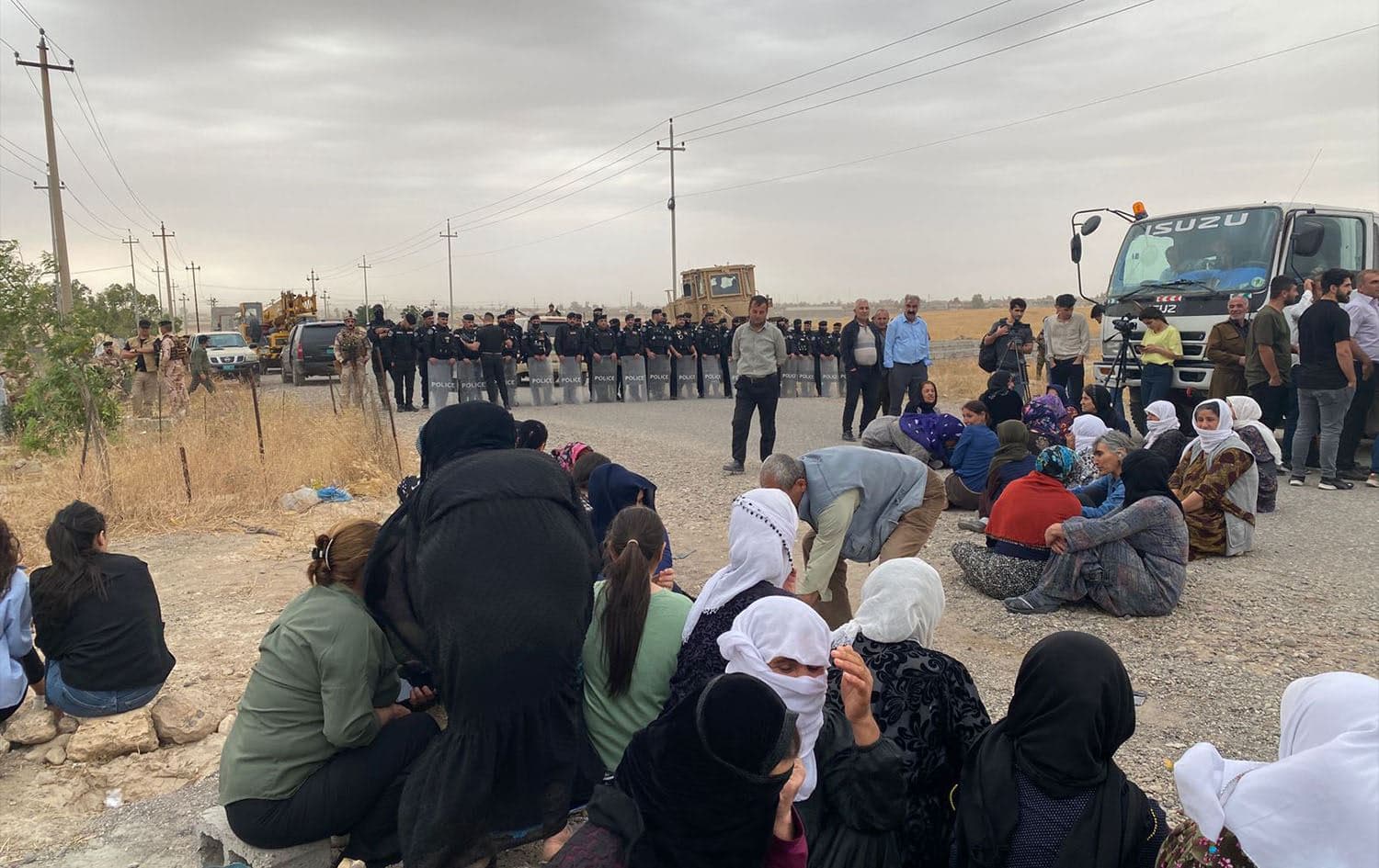 Protestors blocking the Iraqi army from advancing into the camp on May 20, 2023. Photo: Rojnews