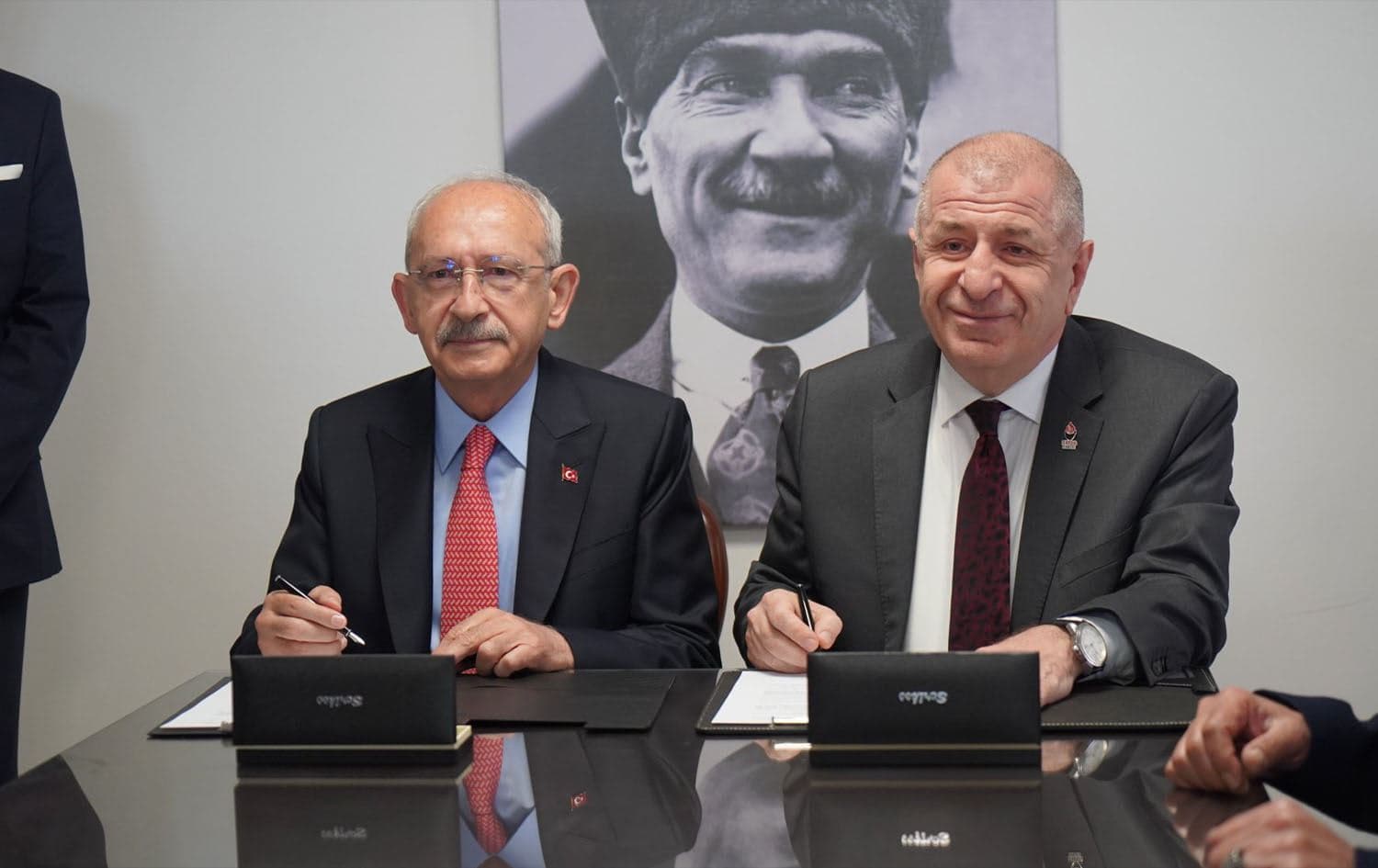 Presidential candidate Kemal Kilicdaroglu (left) and Victory Party Leader Umit Ozdag (right) signing a seven-point protocol in Ankara on May 24, 2023. Photo: Victory Party