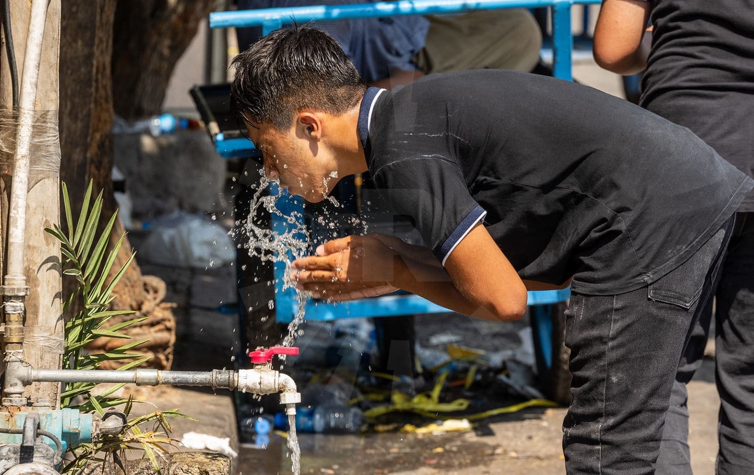 کەسێک لە هەولێر بۆ خۆفێنککردنەوە دەموچاوی دەشوات. وێنە: بڵند تاهیر - رووداو