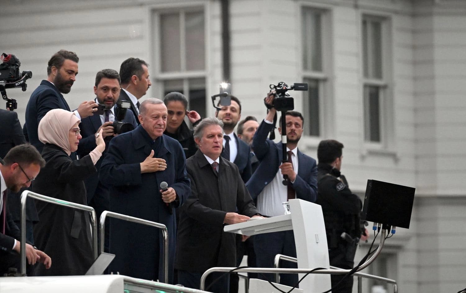 Serokkomarê Tirkiyeyê Recep Tayyip Erdogan li bajarê Stenbolê li Kisikliyê li ber mala xwe daxuyanî da