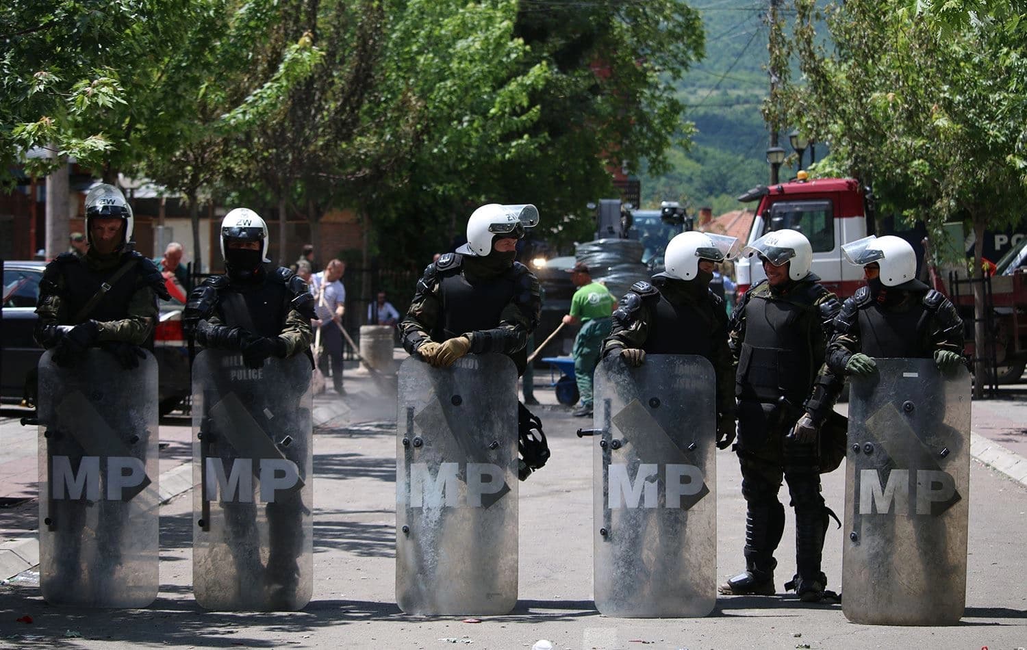 Kosova'nın kuzeyindeki Zveçan'da dün Sırplar ile NATO'nun Kosova'daki barış gücü (KFOR) askerleri arasında yaşanan şiddet olaylarının ardından durum sakinliğini koruyor. KFOR ekipleri gün boyunca Zveçan belediye binası çevresinde güvenlik önlemlerini artırdı./ AA