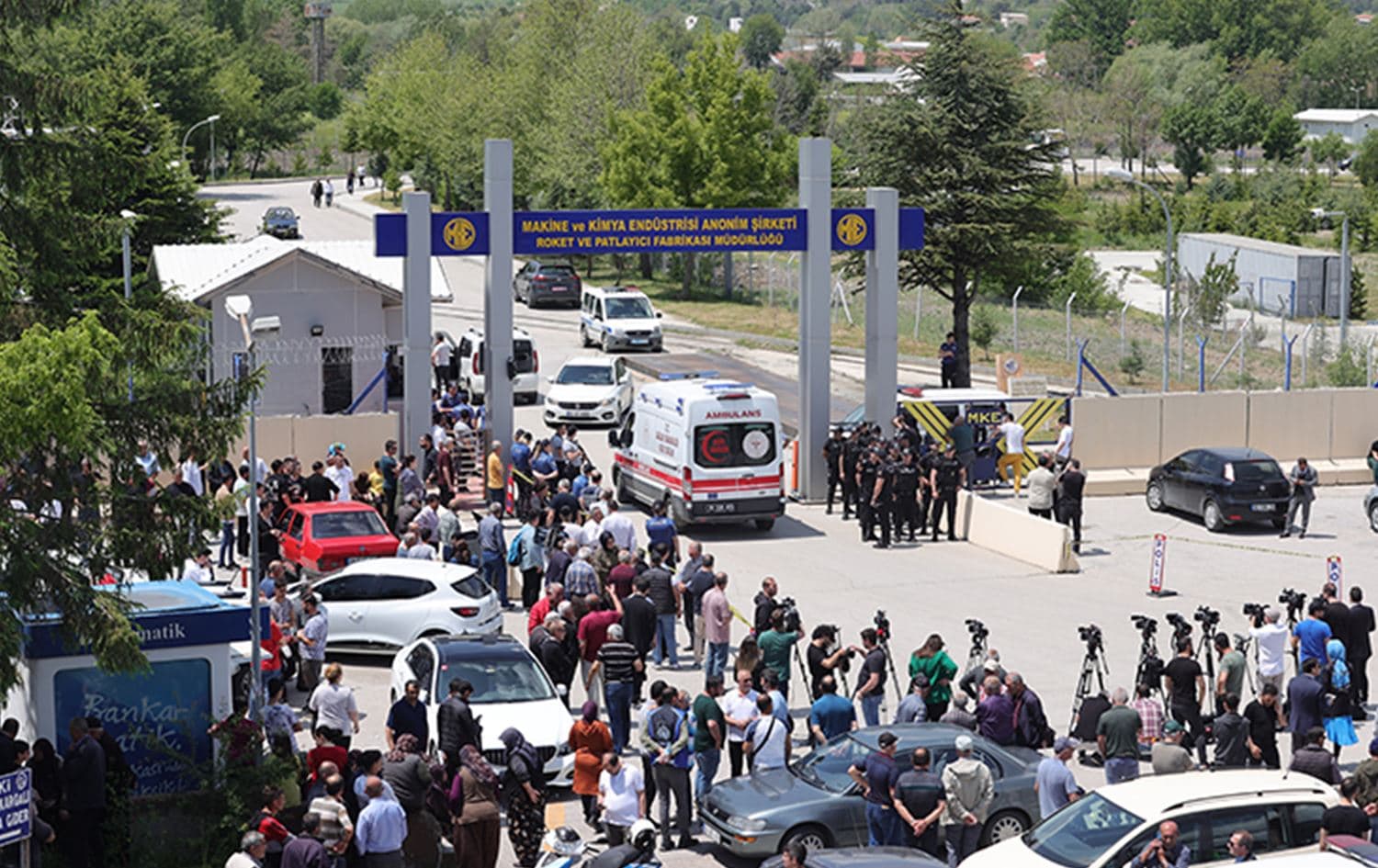 Crowd outside the factory in Ankara where the explosion took place on June 10, 2023. Photo: Anadolu Agency