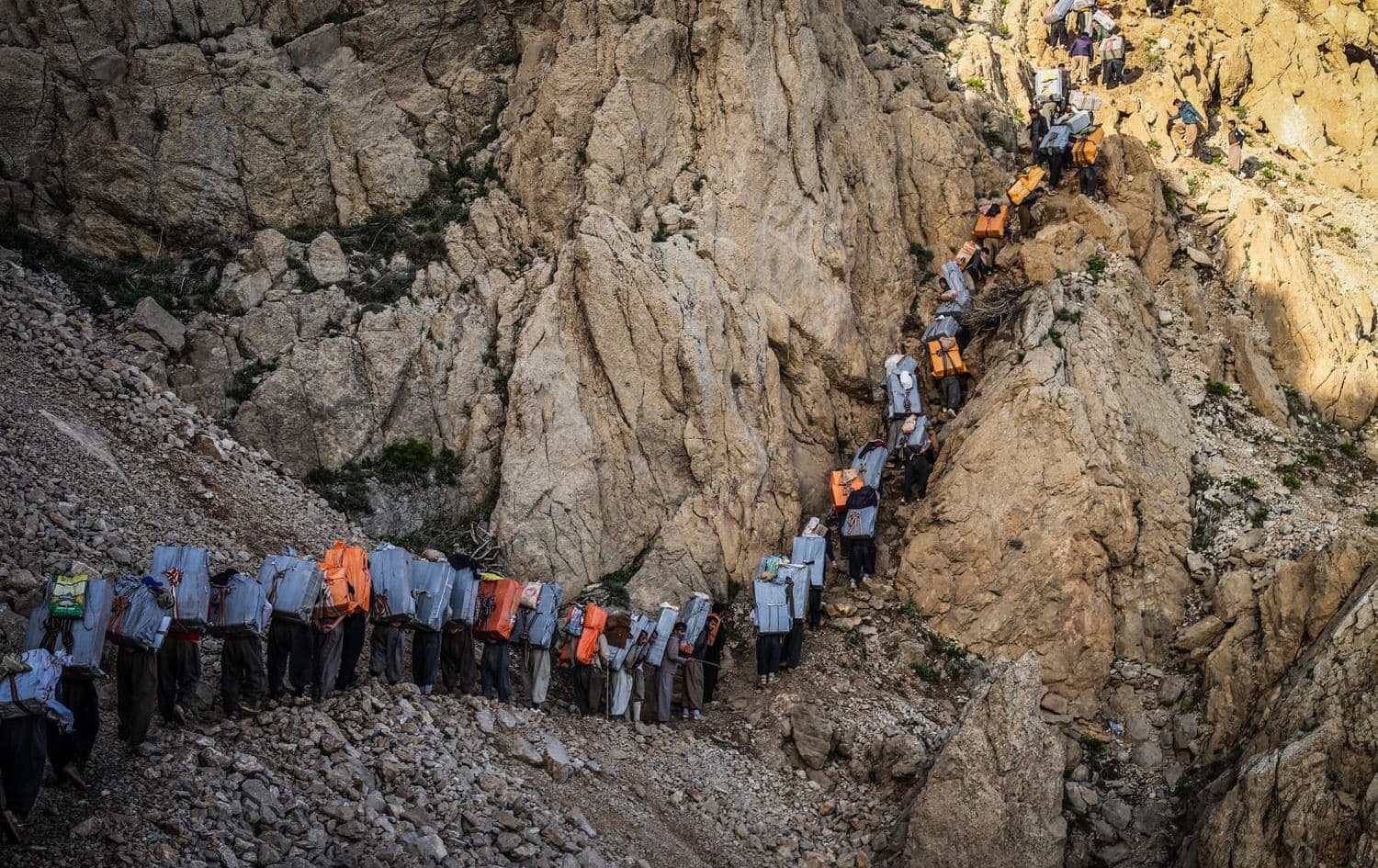 Bi dehan kolberên Kurd li ser sînorê navbera Rojhilat û Başûrê Kurdistanê.