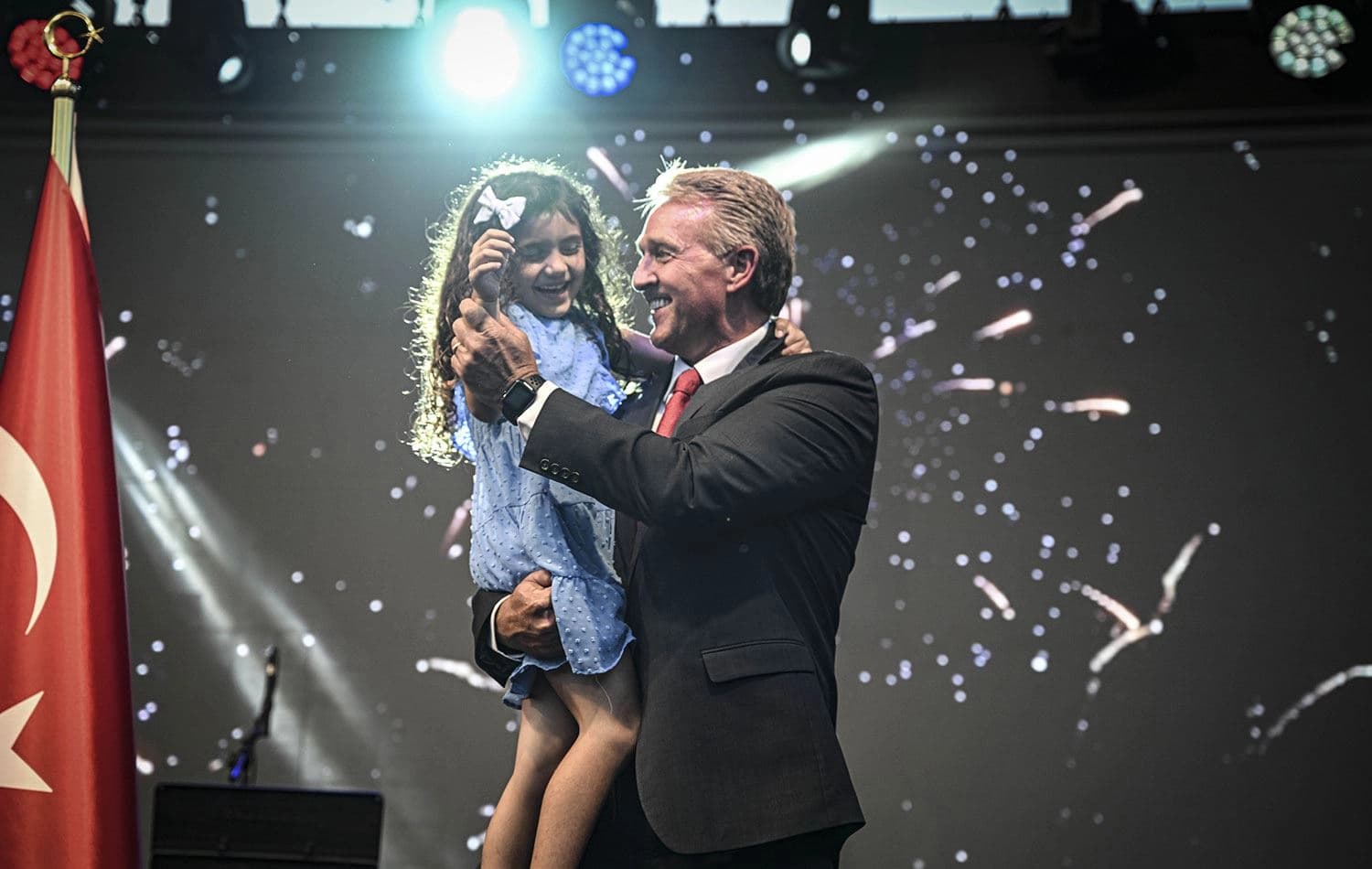 ABD'nin Ankara Büyükelçisi Jeffry Flake, 21 Haziran 2023'te ABD'nin Ankara Büyükelçiliği'nde 247. Amerikan Bağımsızlık Günü münasebetiyle düzenlenen resepsiyonda torunu ile fotoğraf çektirirken / AA