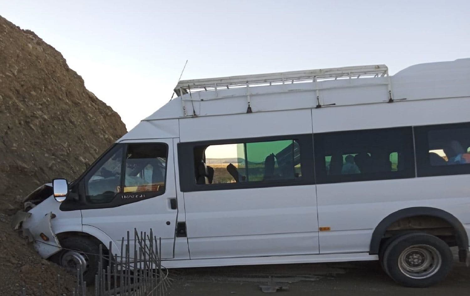Mînîbuseke rêwiyan ji rê derket û li dîwarê avrêjkê qelibî û di encamê de 9 kes birîndar bûn. Wêne: AA