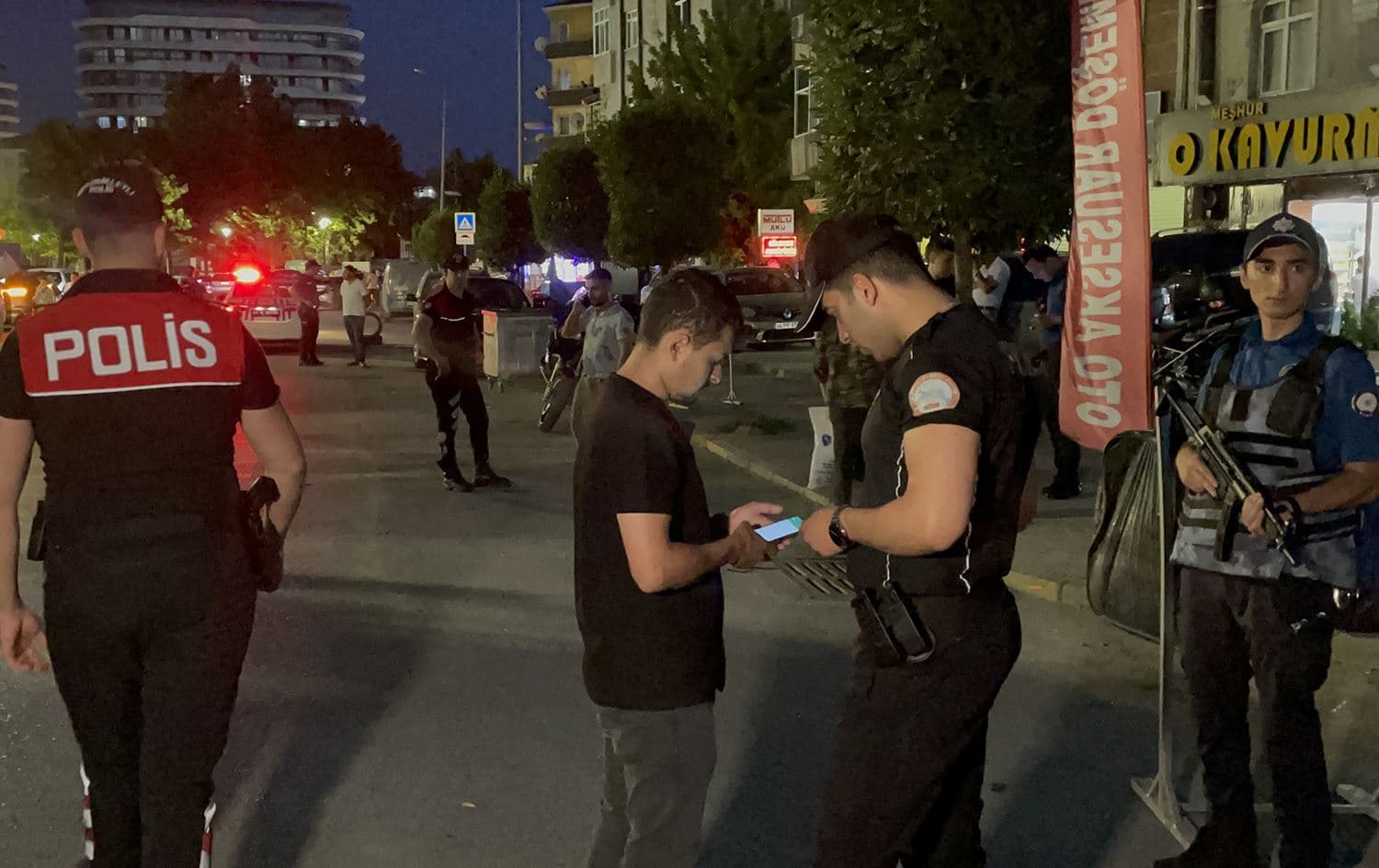 Kontrolkirina belgenameyên koçberan li Stenbolê. Wêne: AA