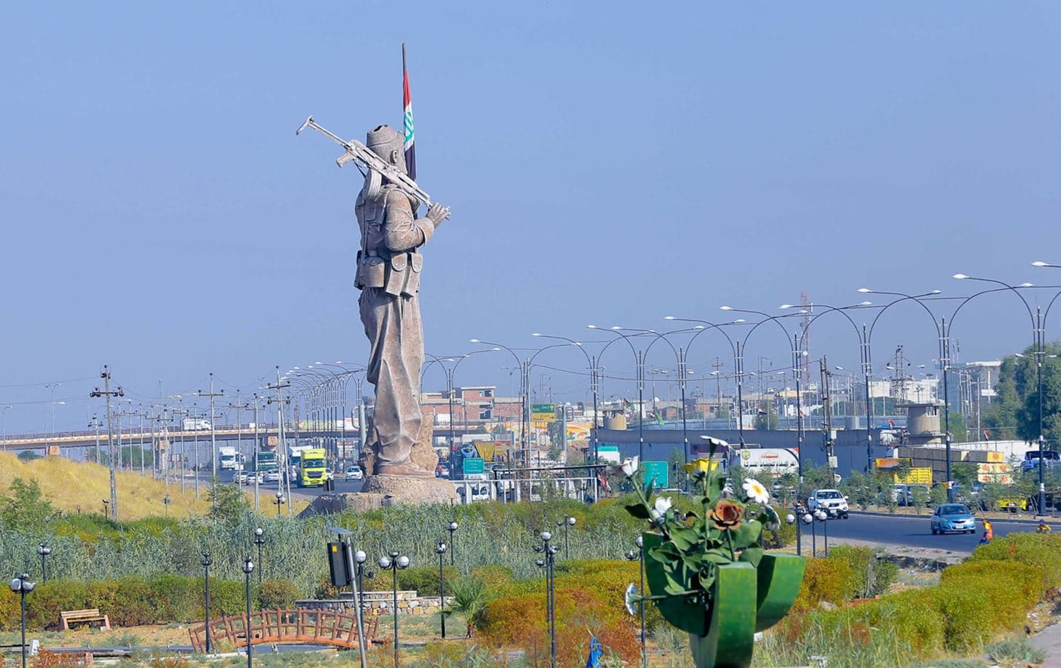 پەیکەری پێشمەرگە لە کەرکووک کە ئاڵای عێراقی بەدەستییەوە هەڵکراوە، وێنە: رووداو