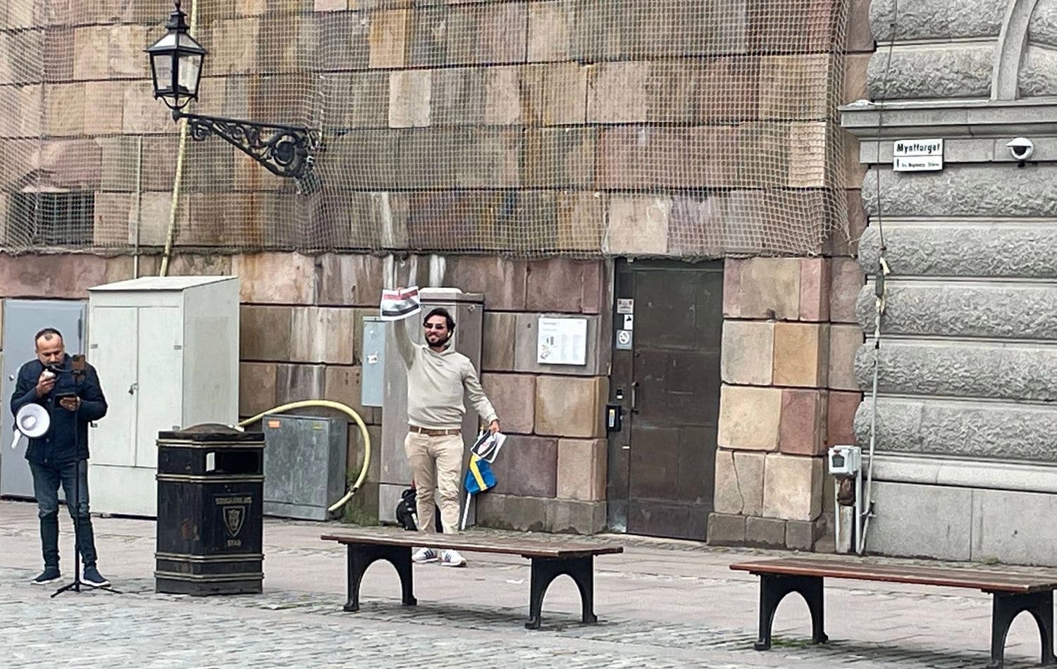 İsveç'te daha önce de Kur'an-ı Kerim yakan Irak asıllı Salwan Momika, Kur'an-ı Kerim yakarak, İslam dininin ülkede yasaklanmasını istedi. / AA