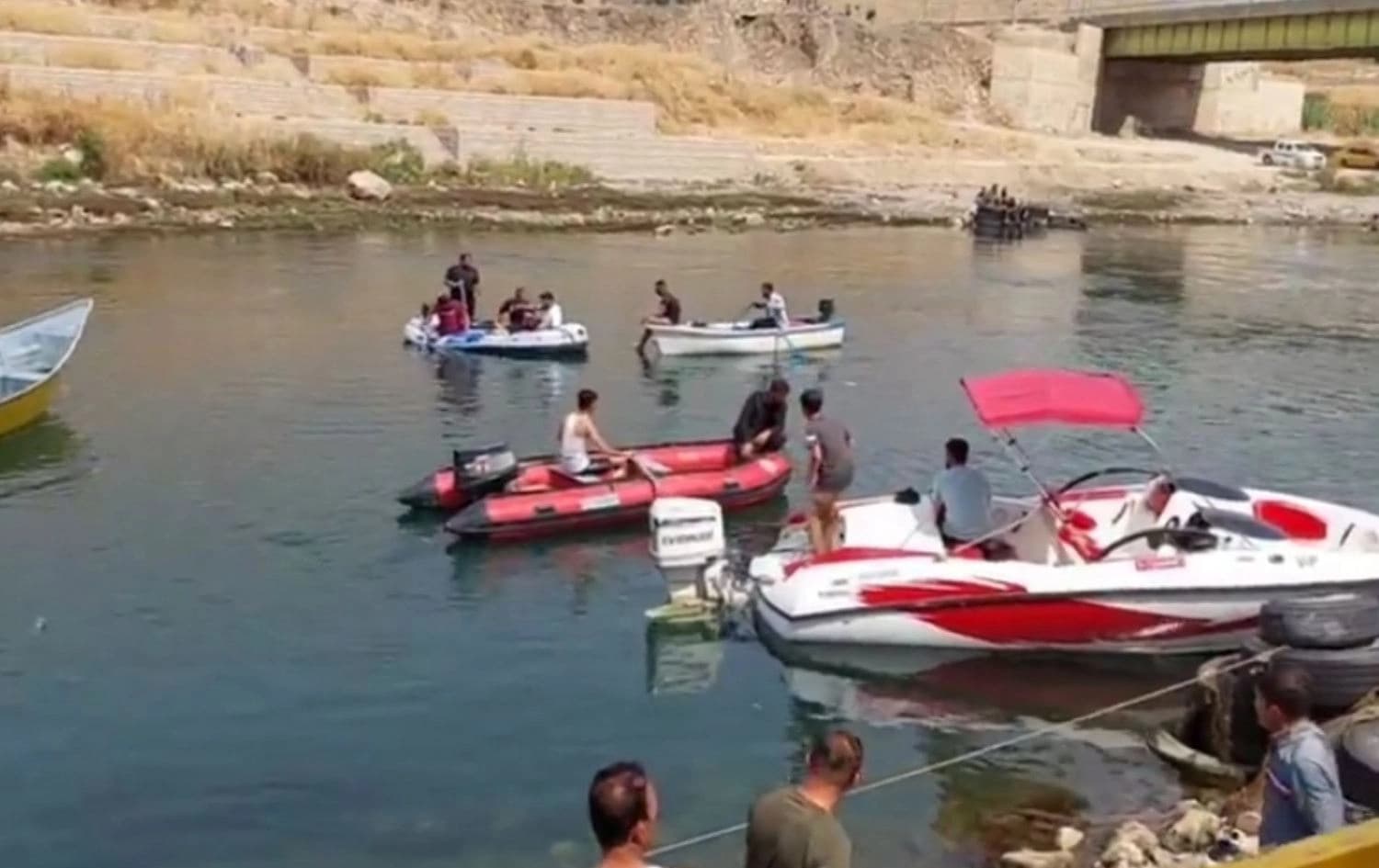 ساتی گەڕان بەدوای تەرمەکاندا.