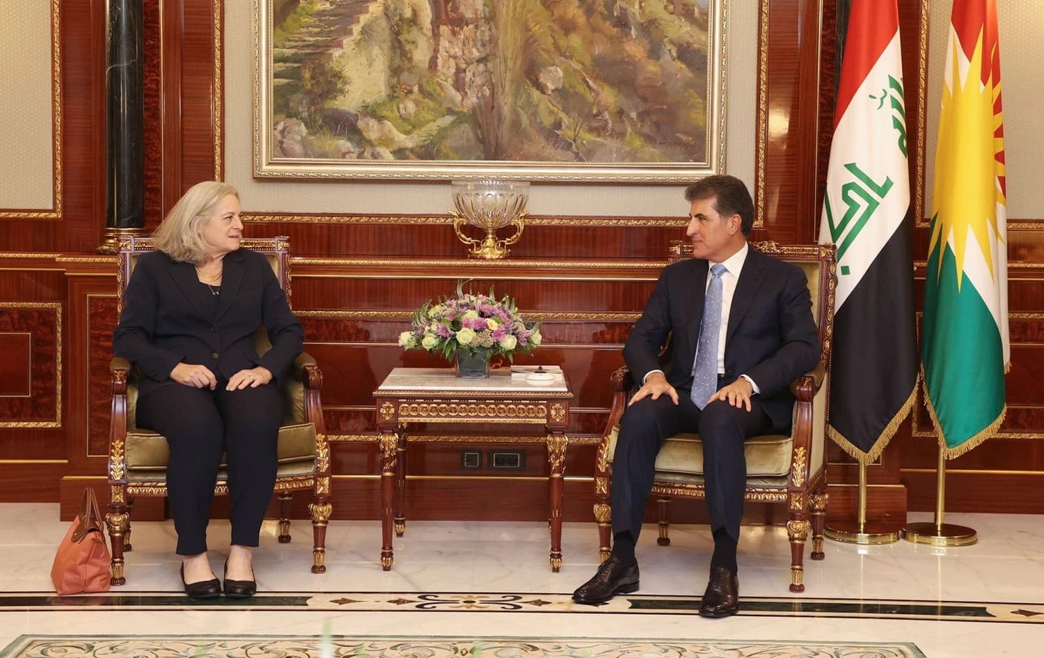 Kürdistan Bölgesi Başkanı Neçirvan Barzani başkent Erbil’de ABD'nin Irak Büyükelçisi Alina Romanowski ve beraberindeki heyeti kabul etti
