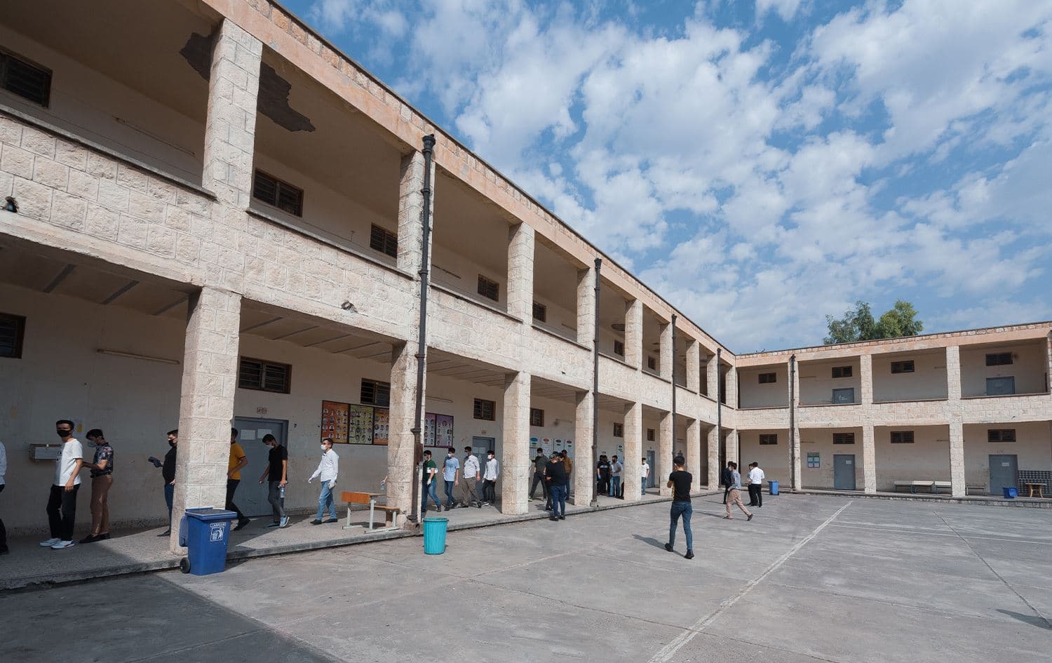 قوتابخانەیەک کە بڵند تاهیر - وێنەگری تۆڕی میدیایی دیمەنی قوتابخانەیەک کە بڵند تاهیر - وێنەگری تۆڕی میدیایی رووداو وێنەی گرتووەرووداو وێنەی گرتووە