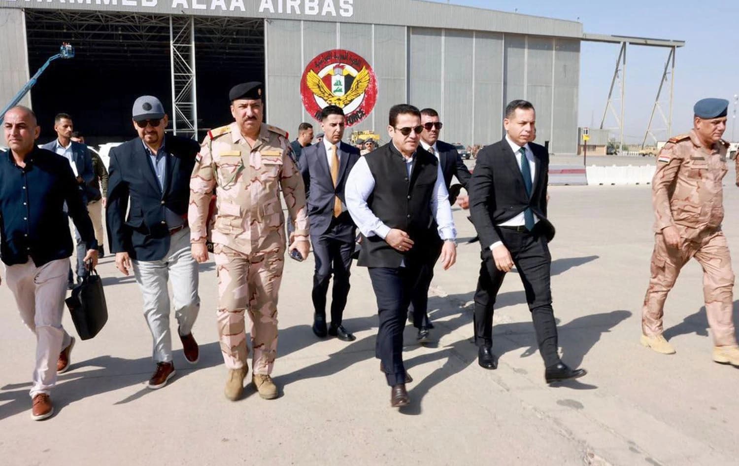 ساتی بەڕێکەوتنی قاسم ئەعرەجی، راوێژکاری ئاسایشی نەتەوەیی عێراق بەرەو هەولێر. وێنە: نووسینگەی راگەیاندنی قاسم ئەعرەجی