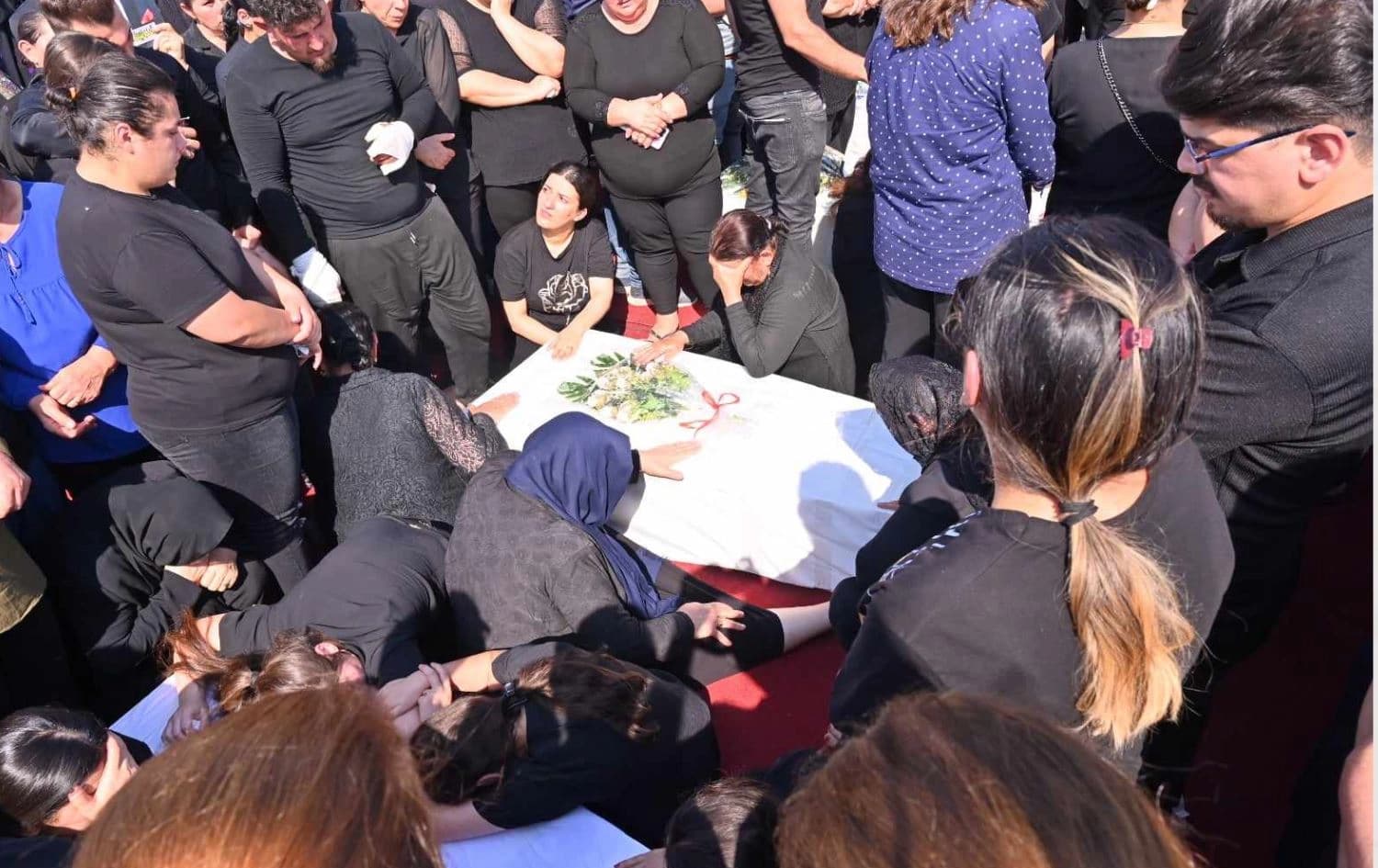 کەسوکاری قوربانییان لەسەر تەرمی یەکێک لەوانەی لە رووداوەکەی حەمدانیە گیانی لەدەستداوە، وێنە: بڵند تاهیر - رووداو