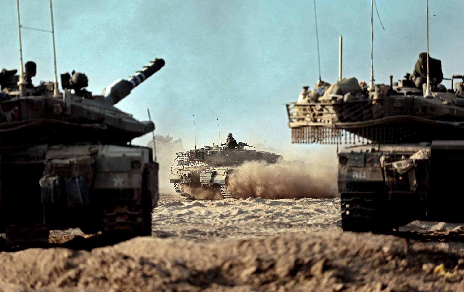 ژمارەیەک تانکی ئیسرائیلی لە نزیک سنووری غەززە. وێنە: Thomas COEX / AFP