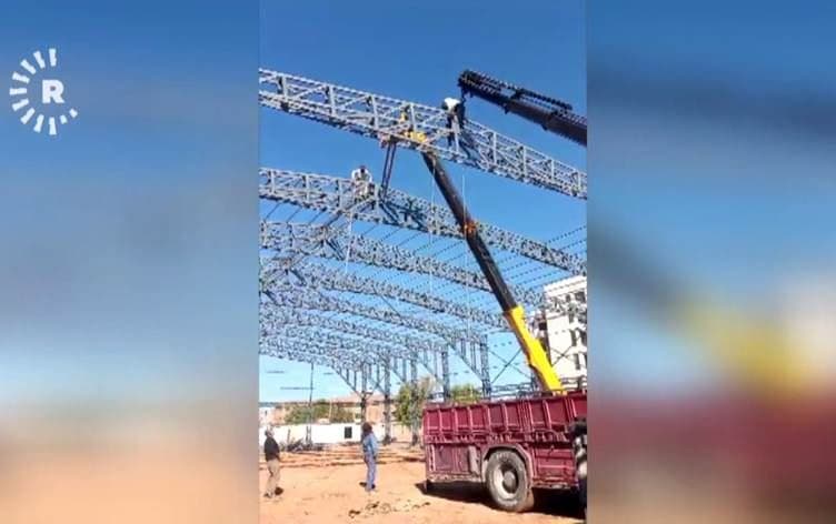 استمرار العمل في بناء ملعب مغلق لكرة القدم في قامشلو