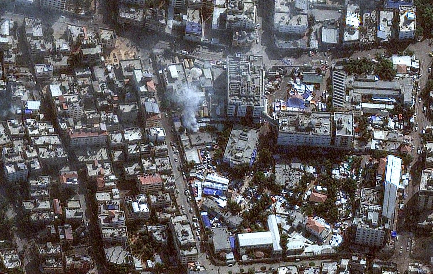 Bu uydu fotoğrafı, Şifa Hastanesi çevresindeki hasarı gösteriyor. / AFP