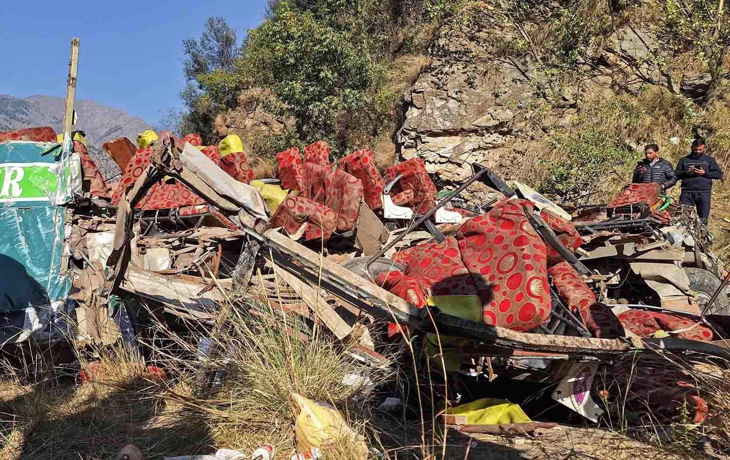 ئەو پاسەی بەهۆی وەرگەڕانییەوە لە هیندستان 37 کەس گیانیان لەدەستداوە. وێنە: AFP
