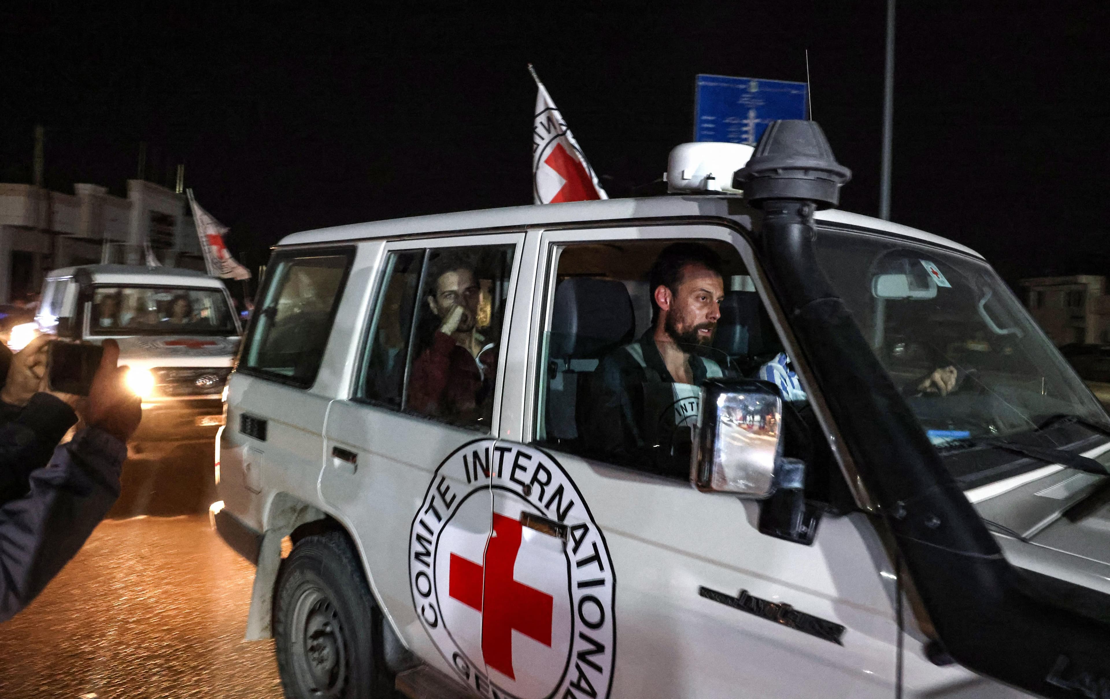 ئۆتۆمبێلێکی خاچی سووری نێودەوڵەتی کە بارمتەی ئازادکراوی ئیسرائیلی هەڵگرتووە. وێنە: AFP