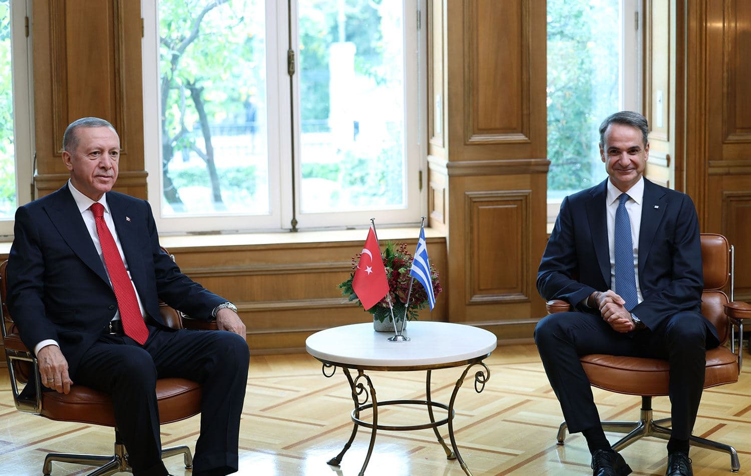 Türkiye Cumhurbaşkanı Erdoğan, resmi ziyarette bulunduğu Yunanistan'ın başkenti Atina'da, Yunanistan Başbakanı Miçotakis ile bir araya geldi. / AA