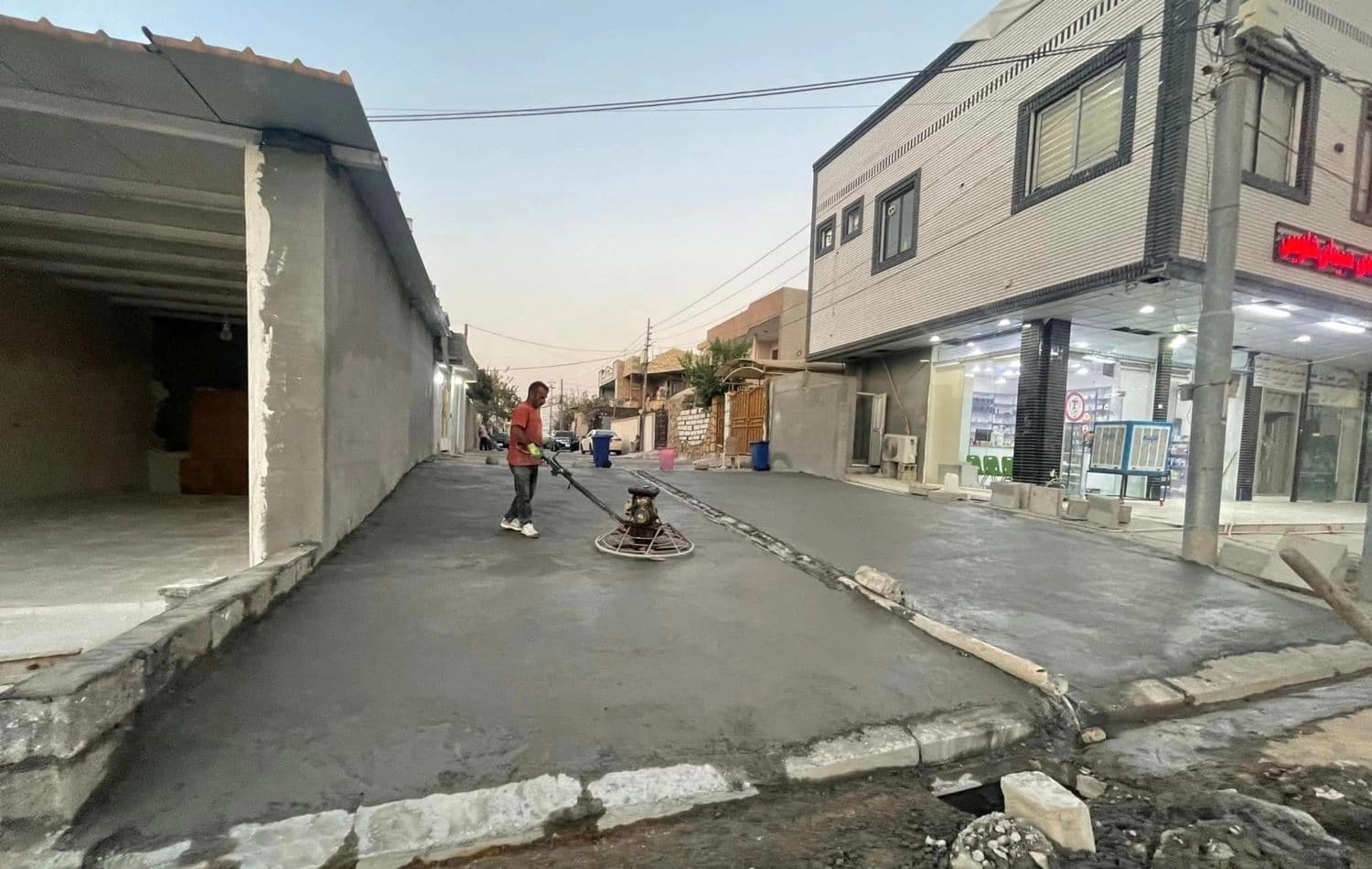 وێنەیەکی ئەرشیڤیی کۆنکرێتکردنی دوو سەرەکۆڵان لە گەڕەکی نەورۆز لە شاوێس، وێنە: سەرۆکایەتیی شارەوانیی شاوێس