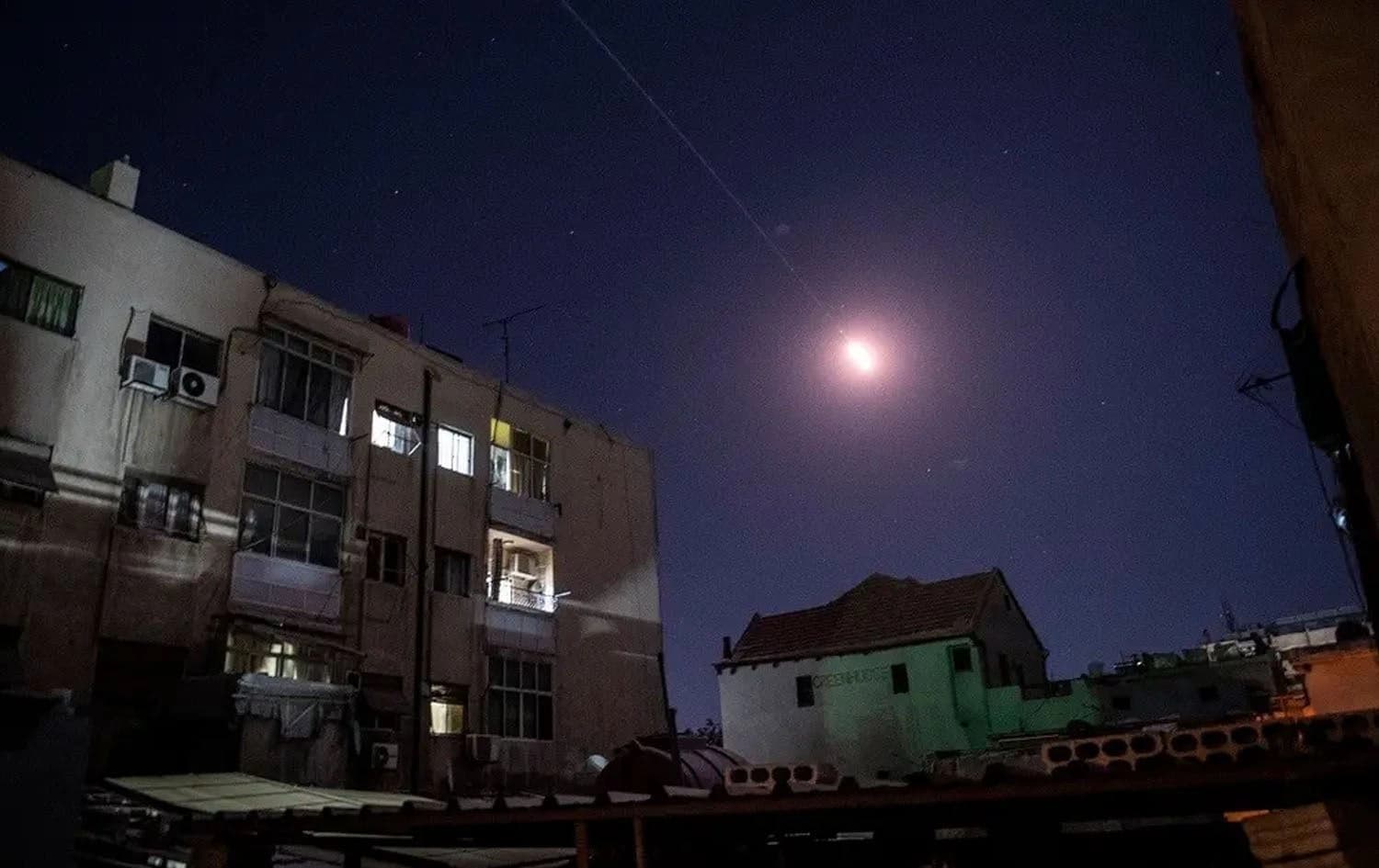 Flares of Syrian air defense rockets in the sky of Damascus on April 4, 2023. Photo: AFP