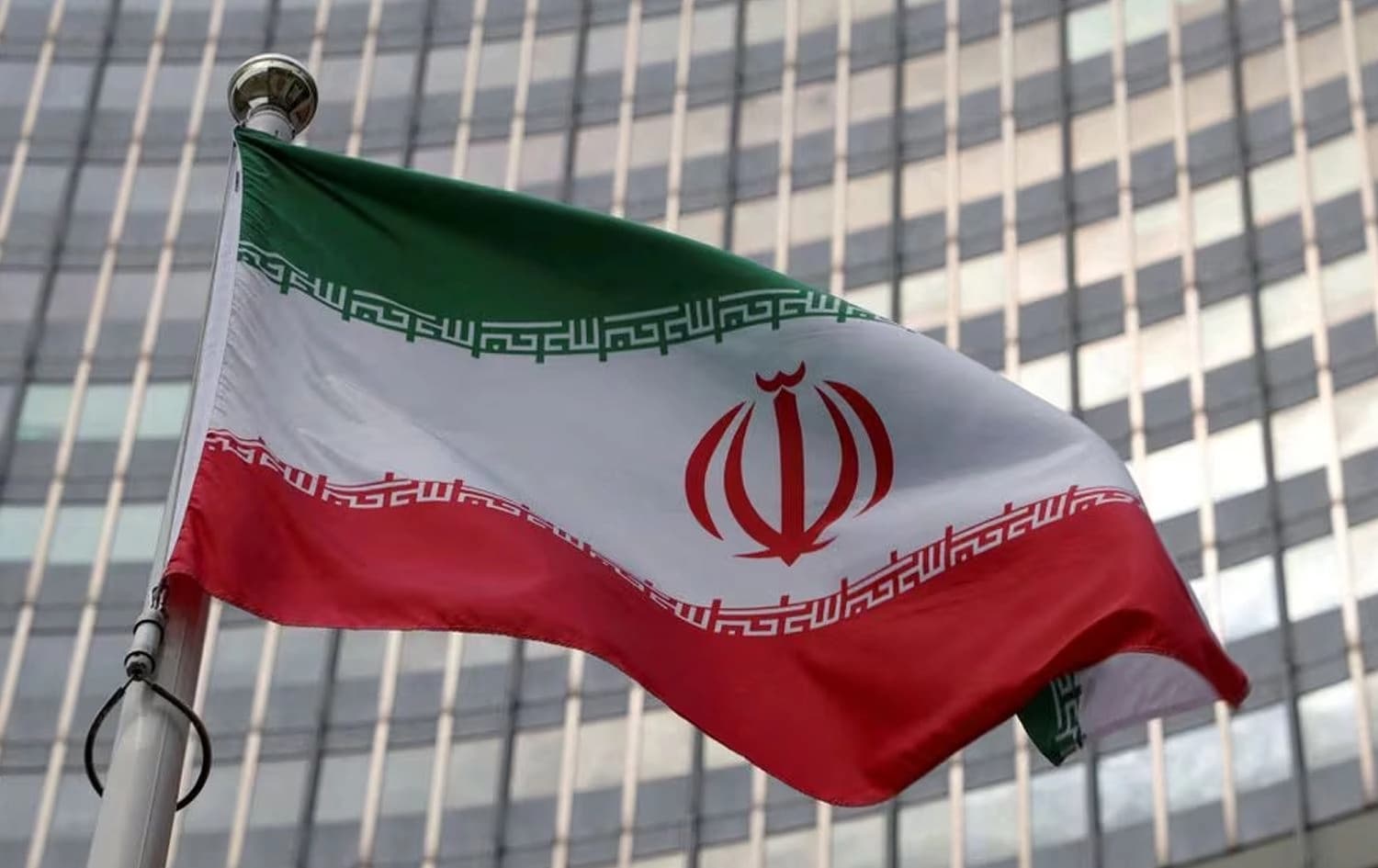 ئاڵای ئێران لە بەردەم بارەگای ئاژانسی نێودەوڵەتیی وزەی ئەتۆم لە ڤیێنای نەمسا. وێنە: Reuters